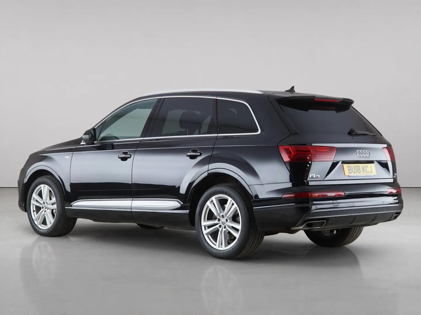 Audi Q7 view 6