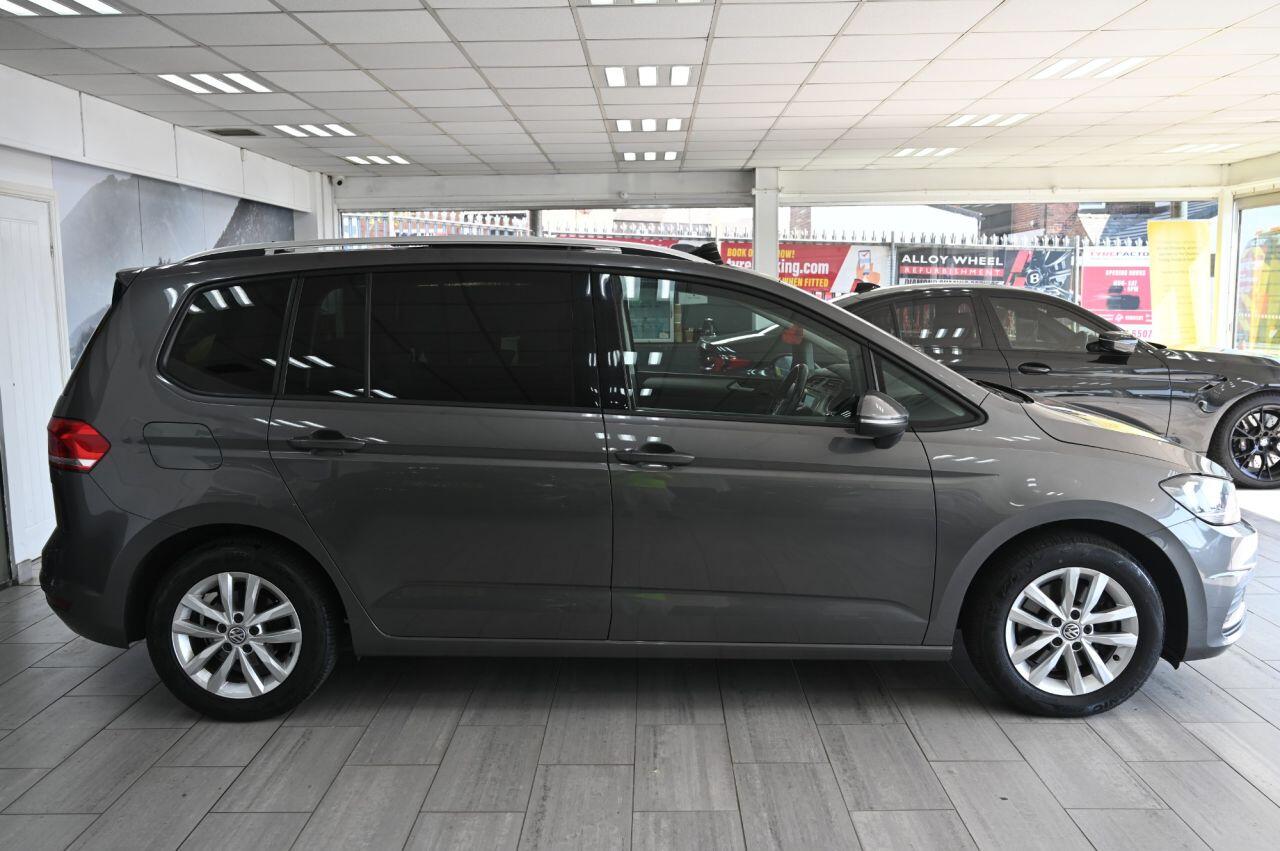 Volkswagen Touran view 3
