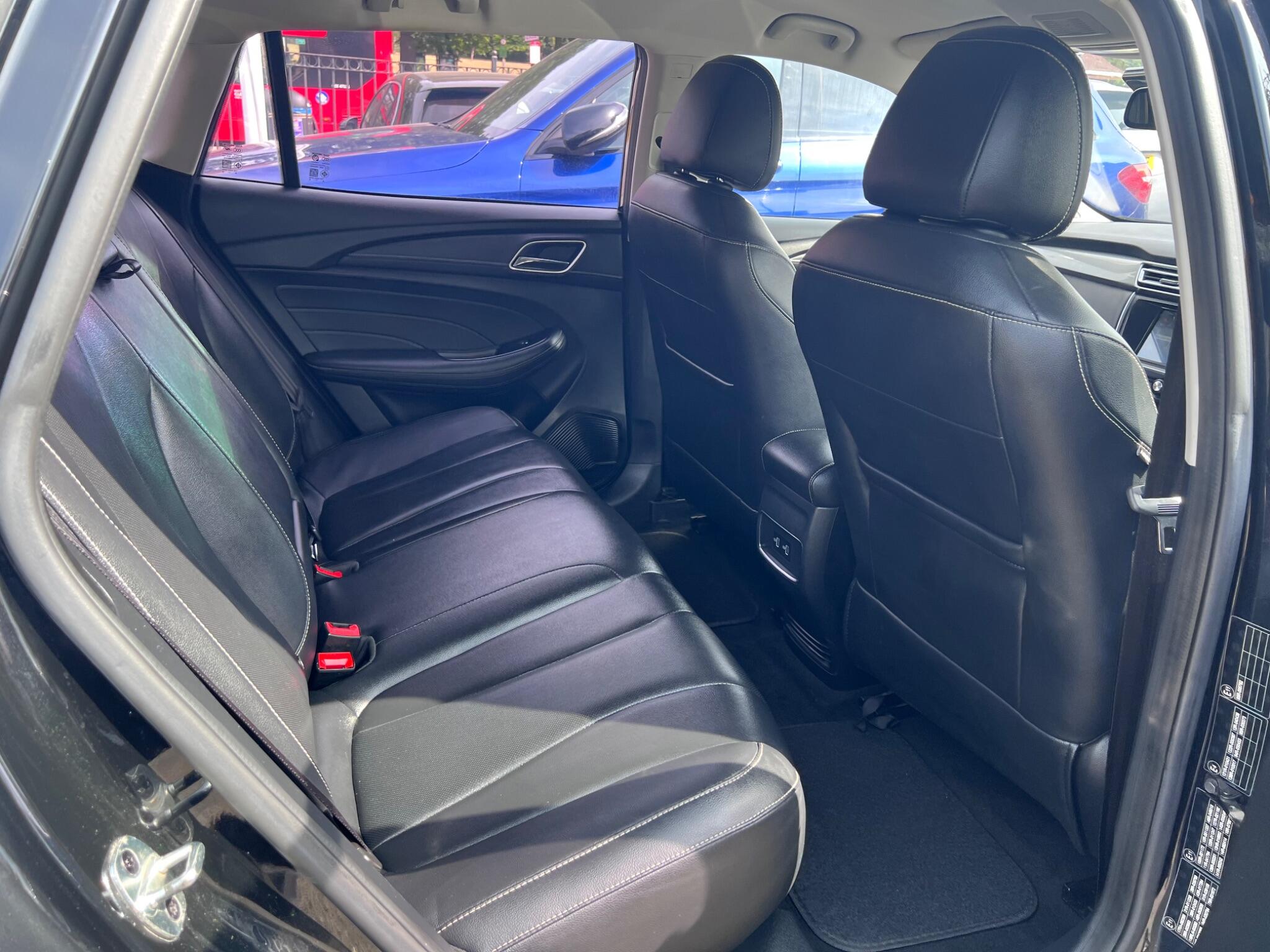 MG MG5 view 34