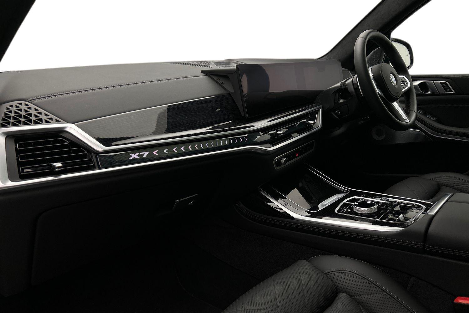 BMW X7 view 8