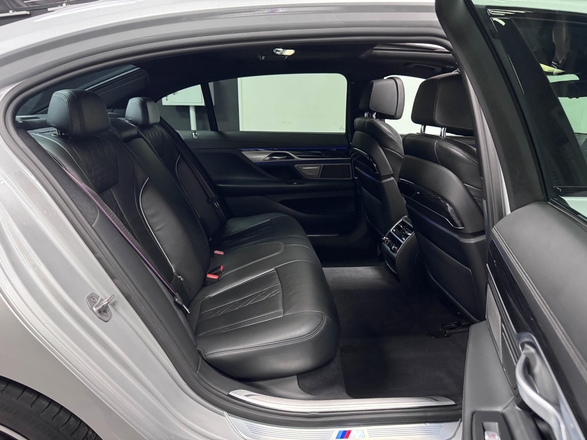 BMW 7 Series view 24