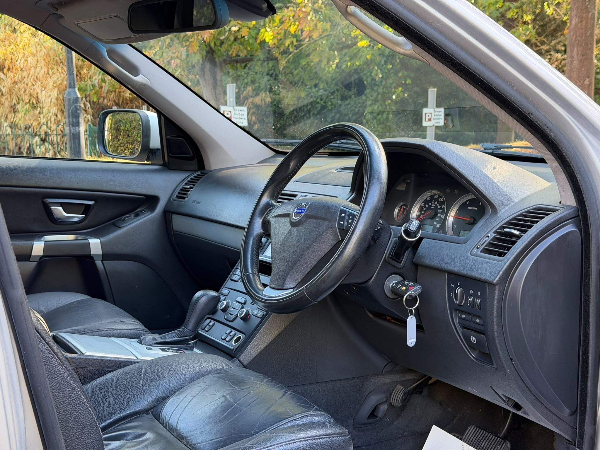 Volvo XC90 view 9