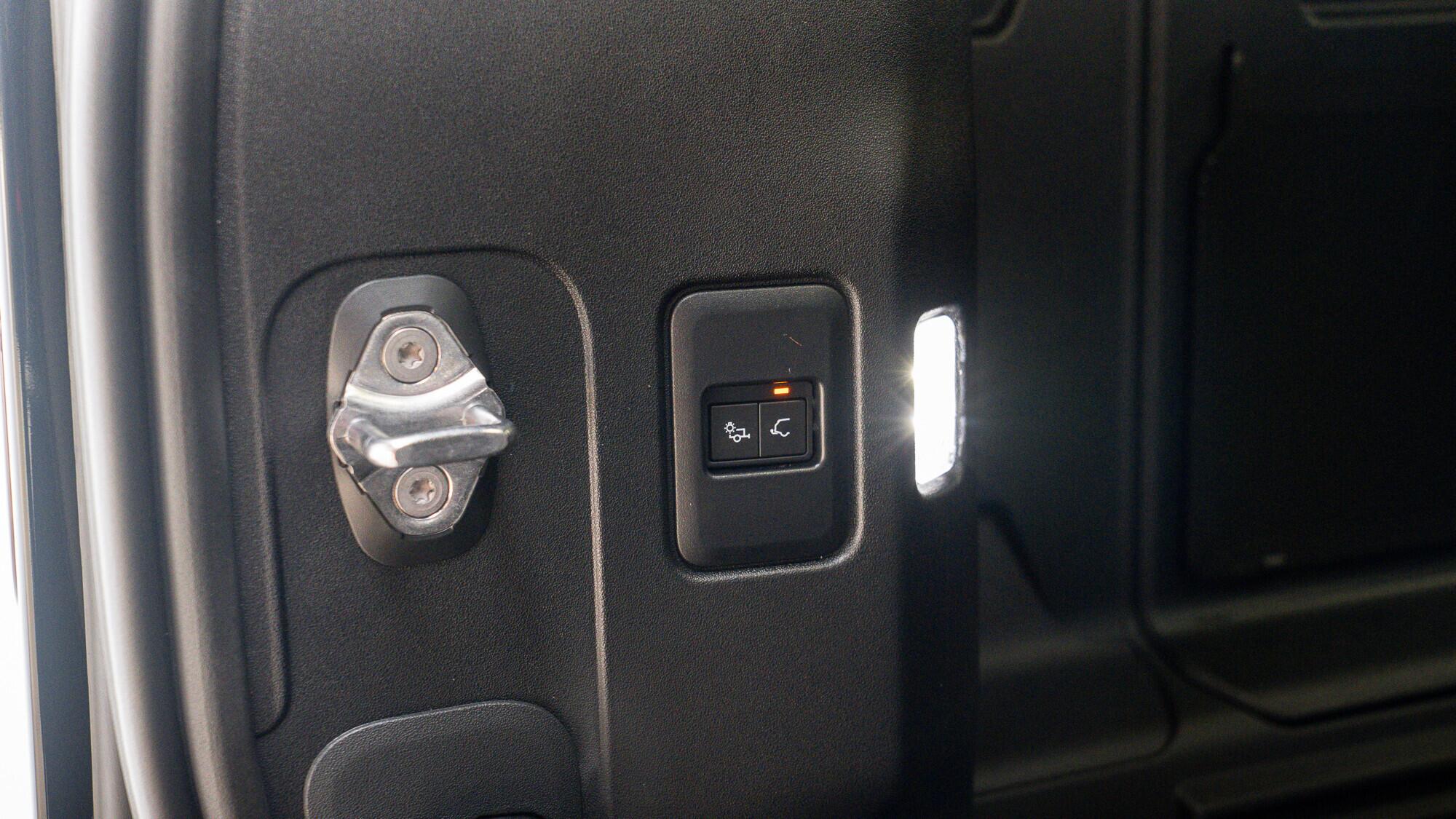 Land Rover Defender view 29