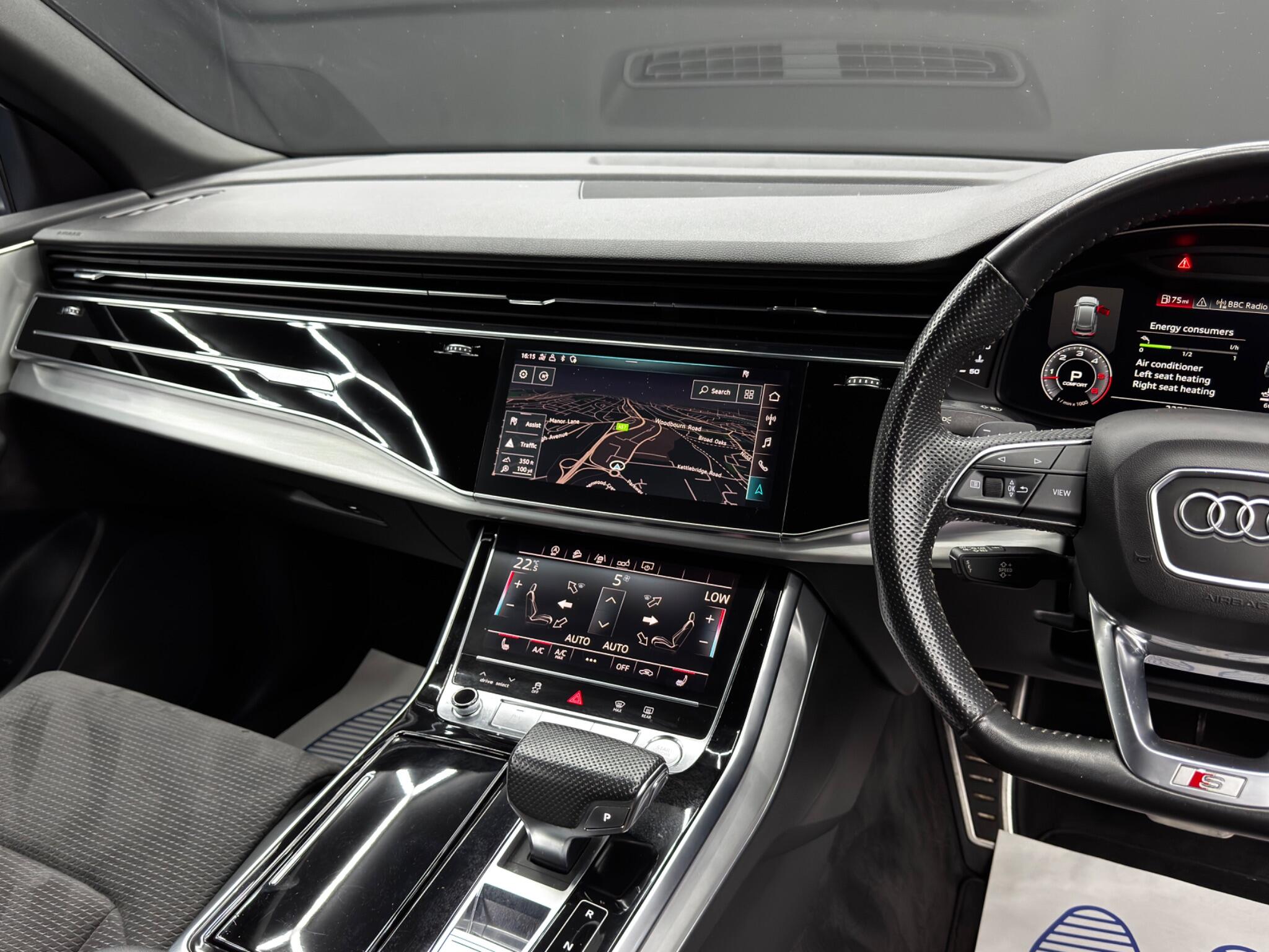 Audi Q8 view 25