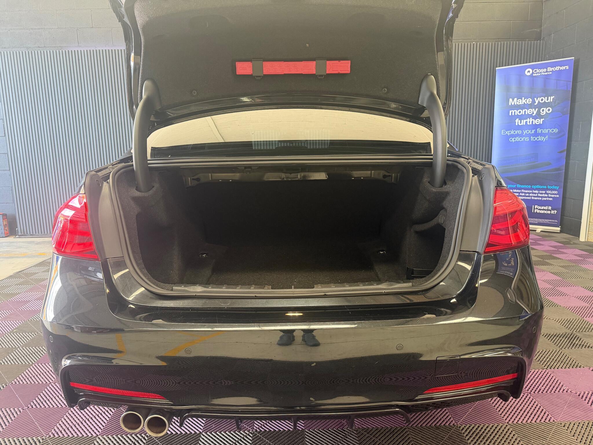 BMW 3 Series view 35