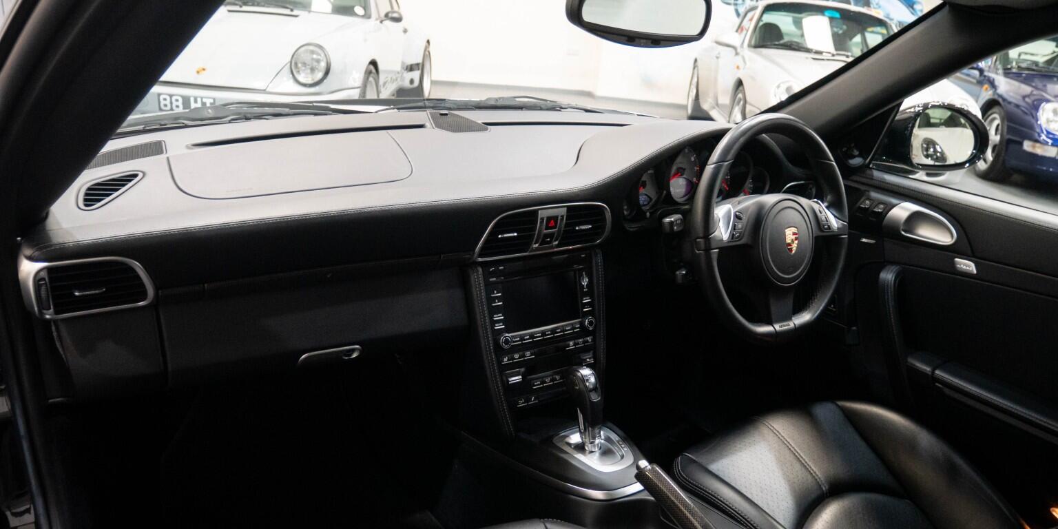 Porsche 911 view 17