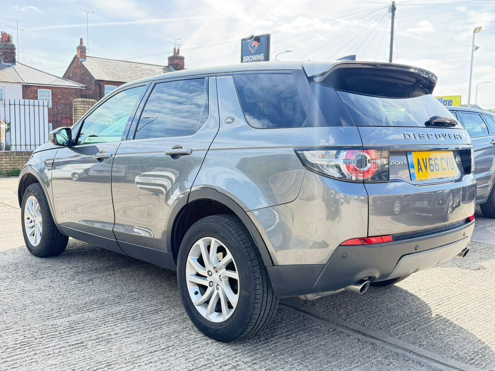 Land Rover Discovery Sport view 4