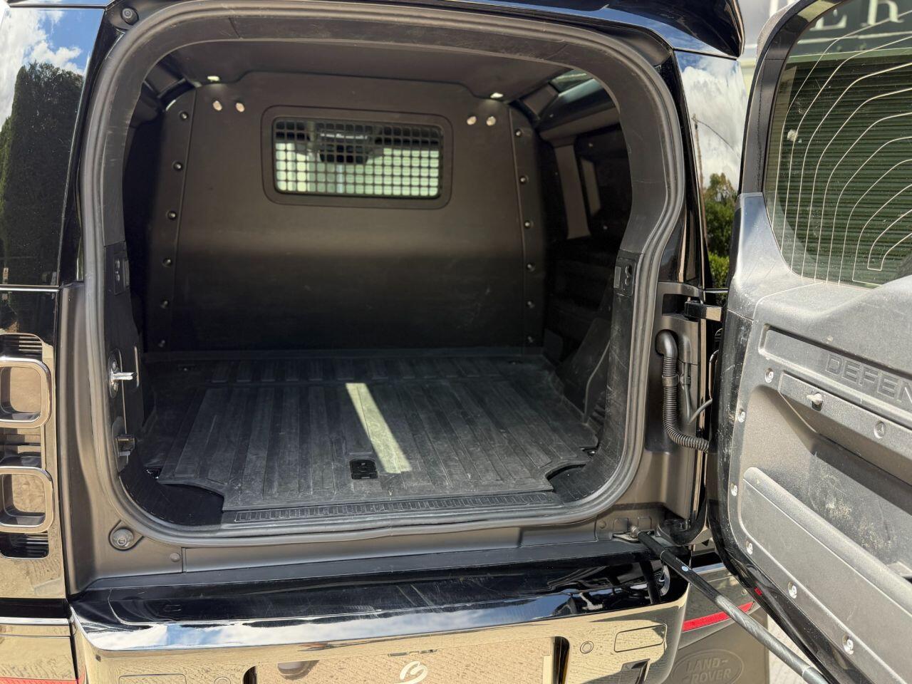 Land Rover Defender 90 view 26