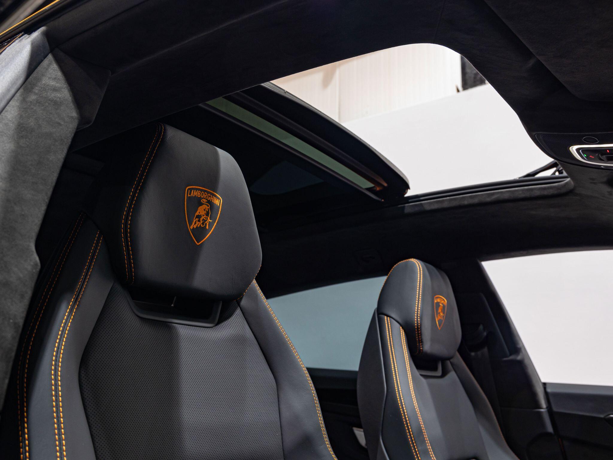 Lamborghini Urus view 3