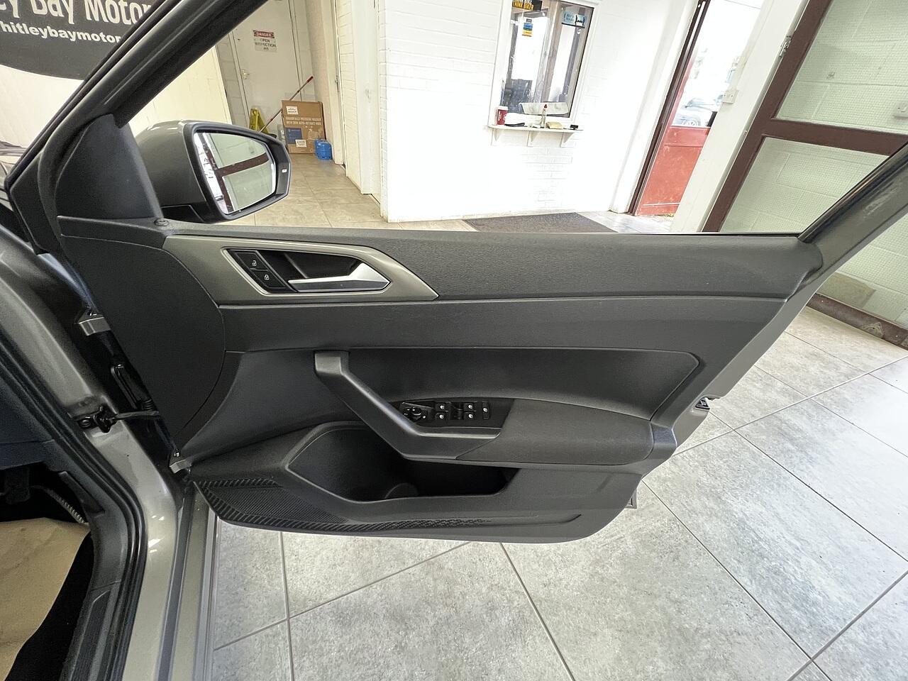 Volkswagen Polo view 13