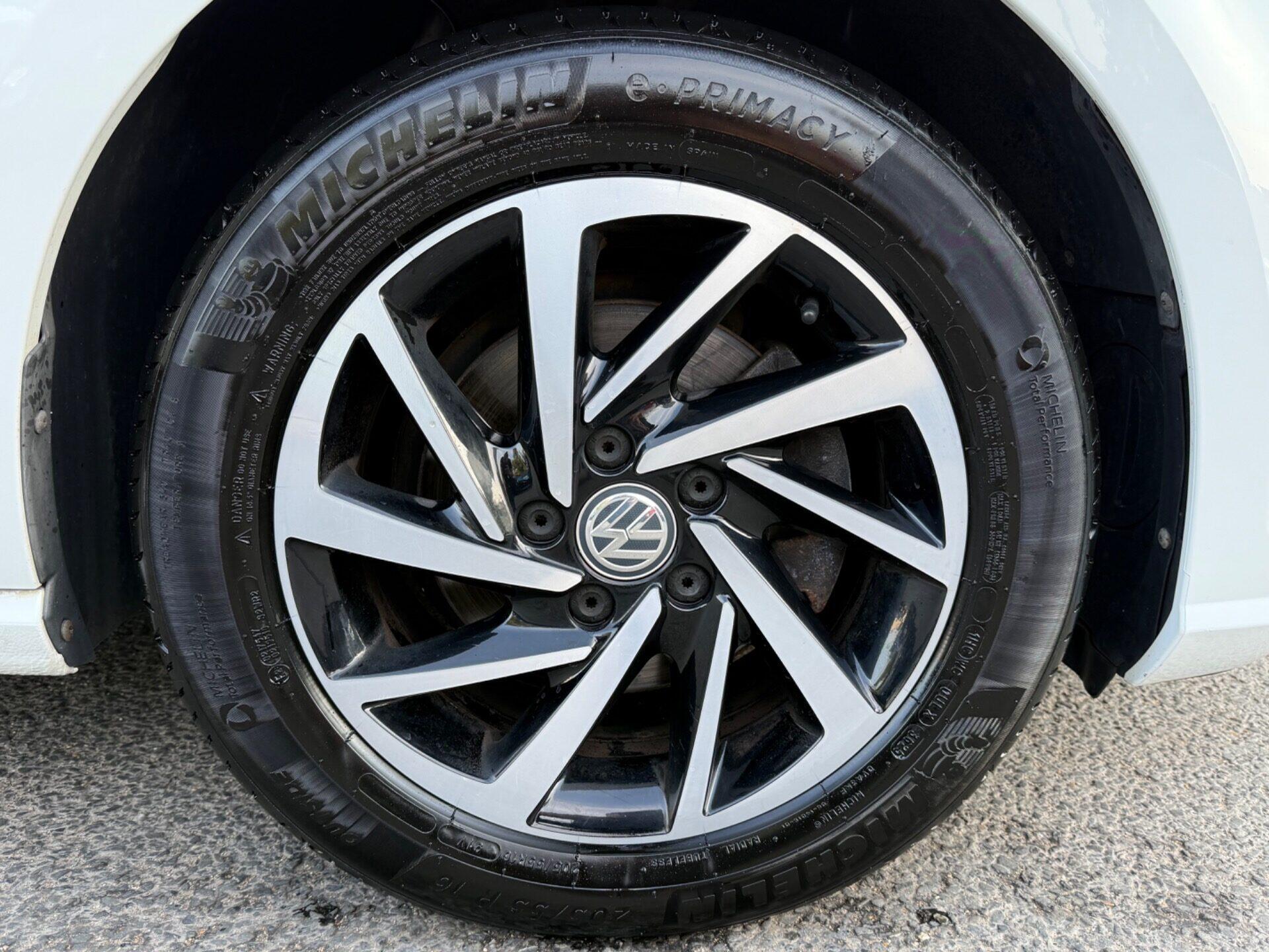 Volkswagen Golf view 60