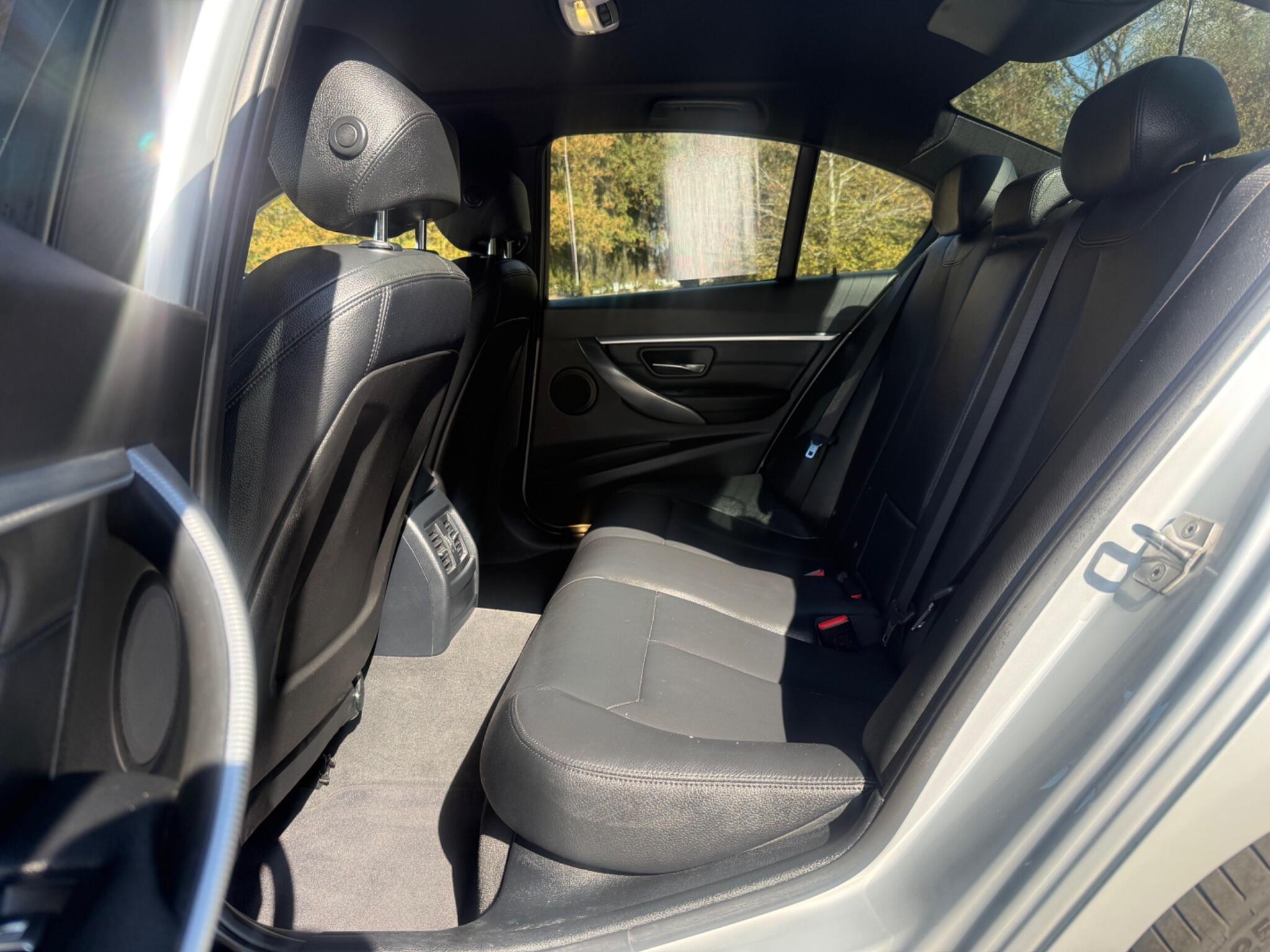 BMW 3 Series view 26