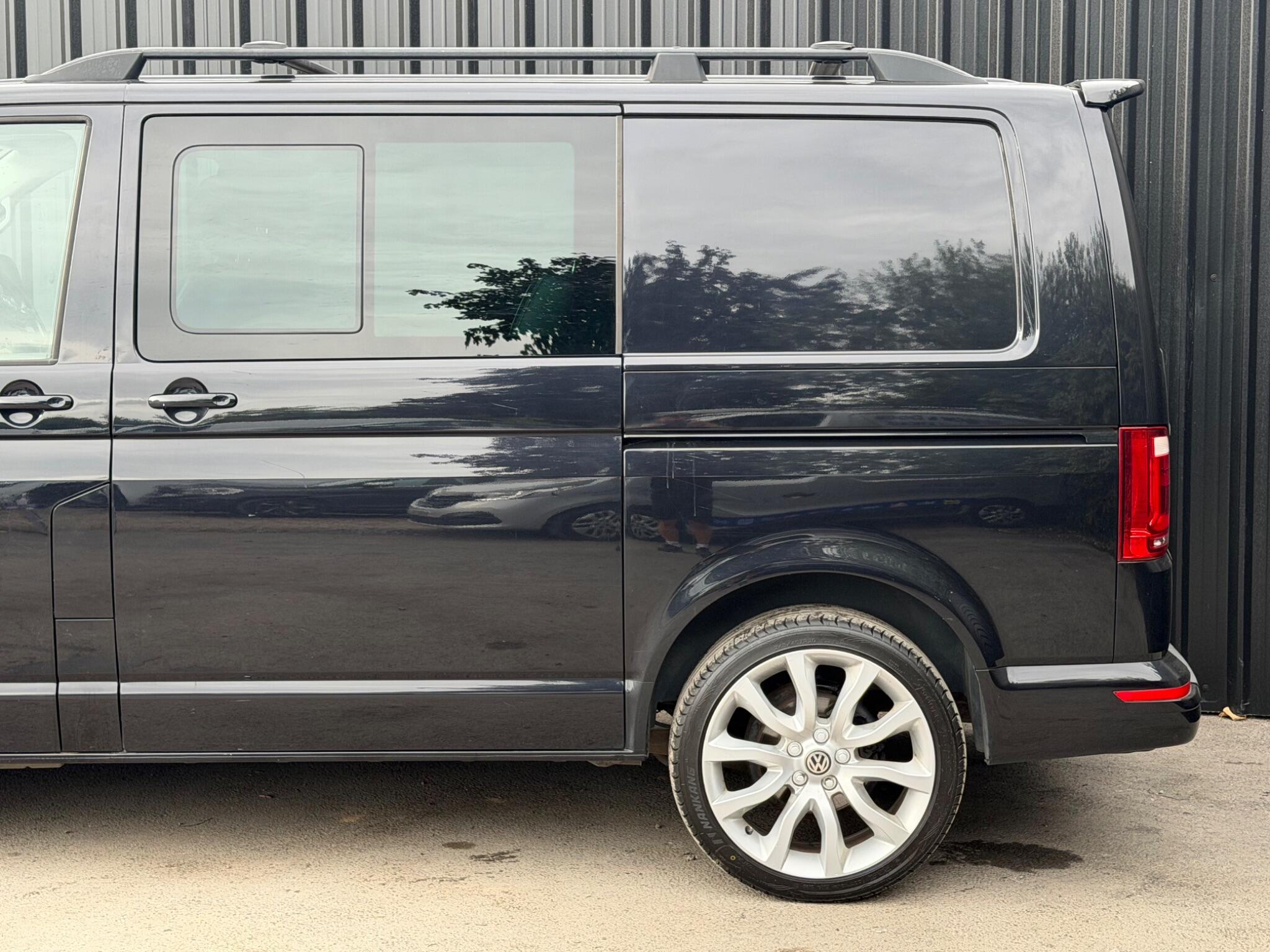 Volkswagen Transporter view 14