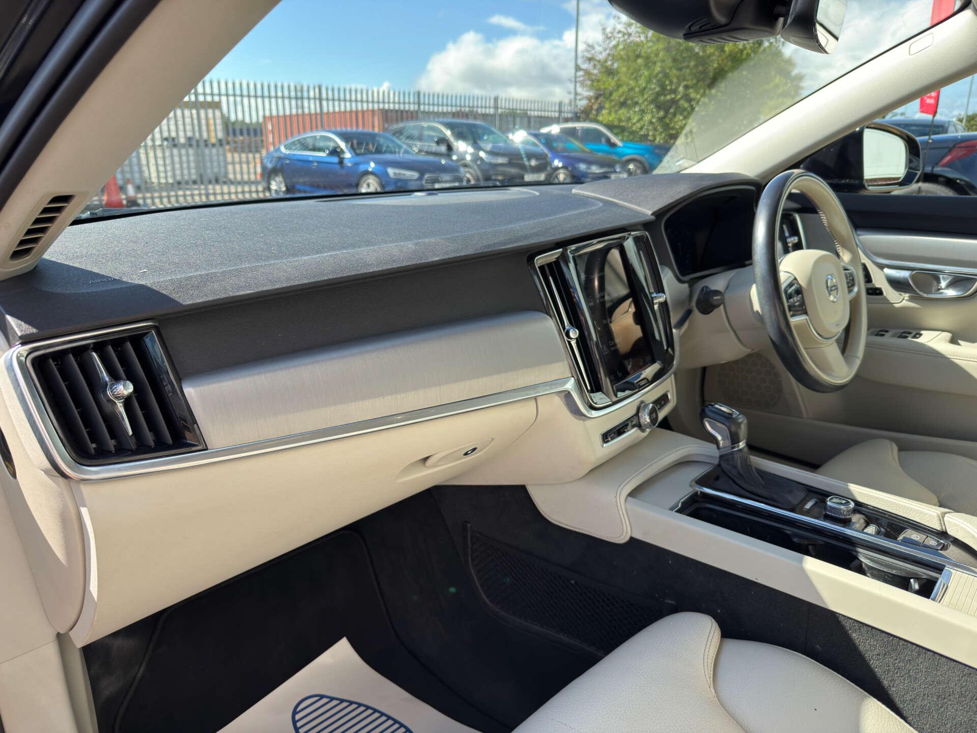 Volvo V90 view 40