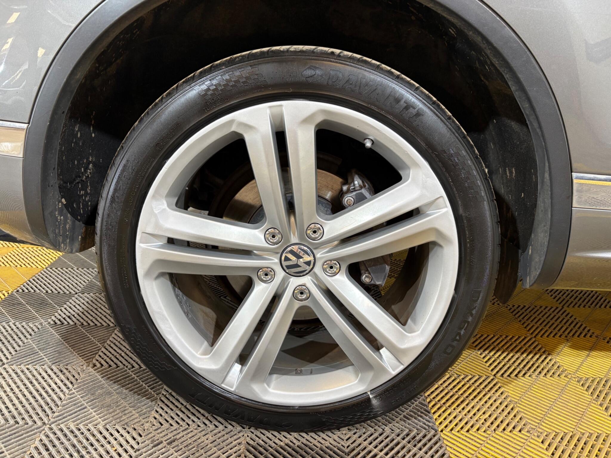 Volkswagen Touareg view 82