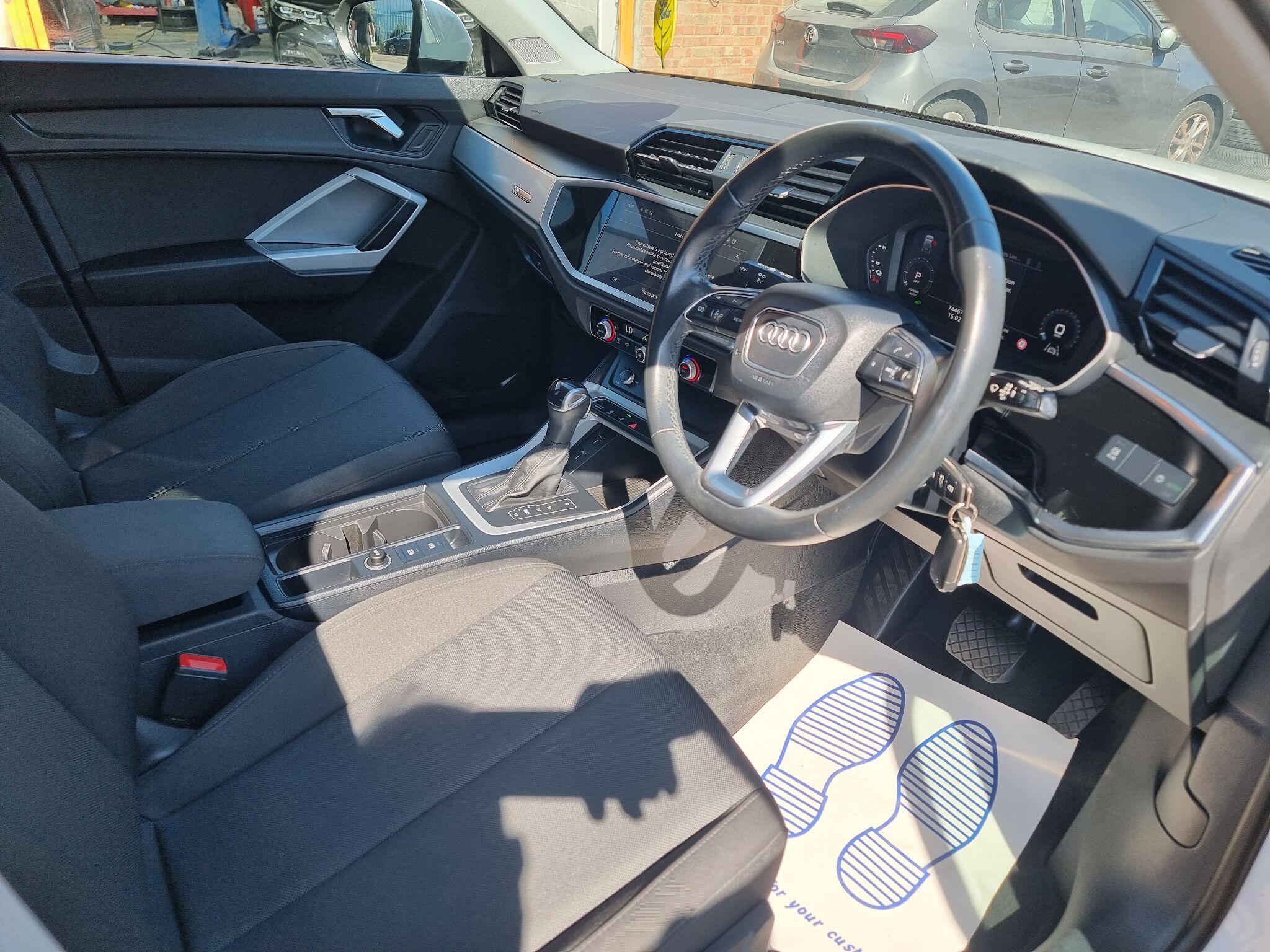Audi Q3 view 9