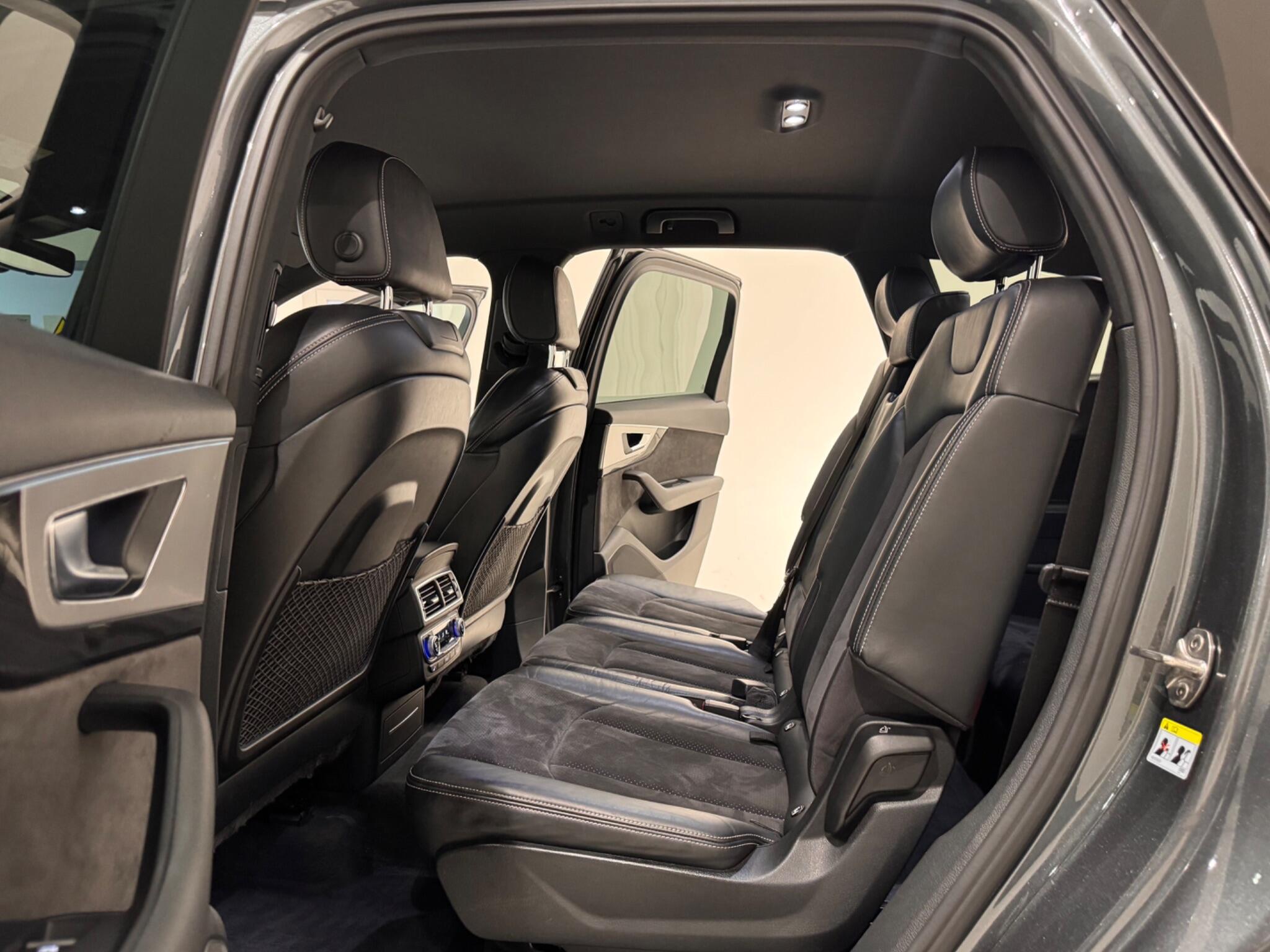 Audi Q7 view 8