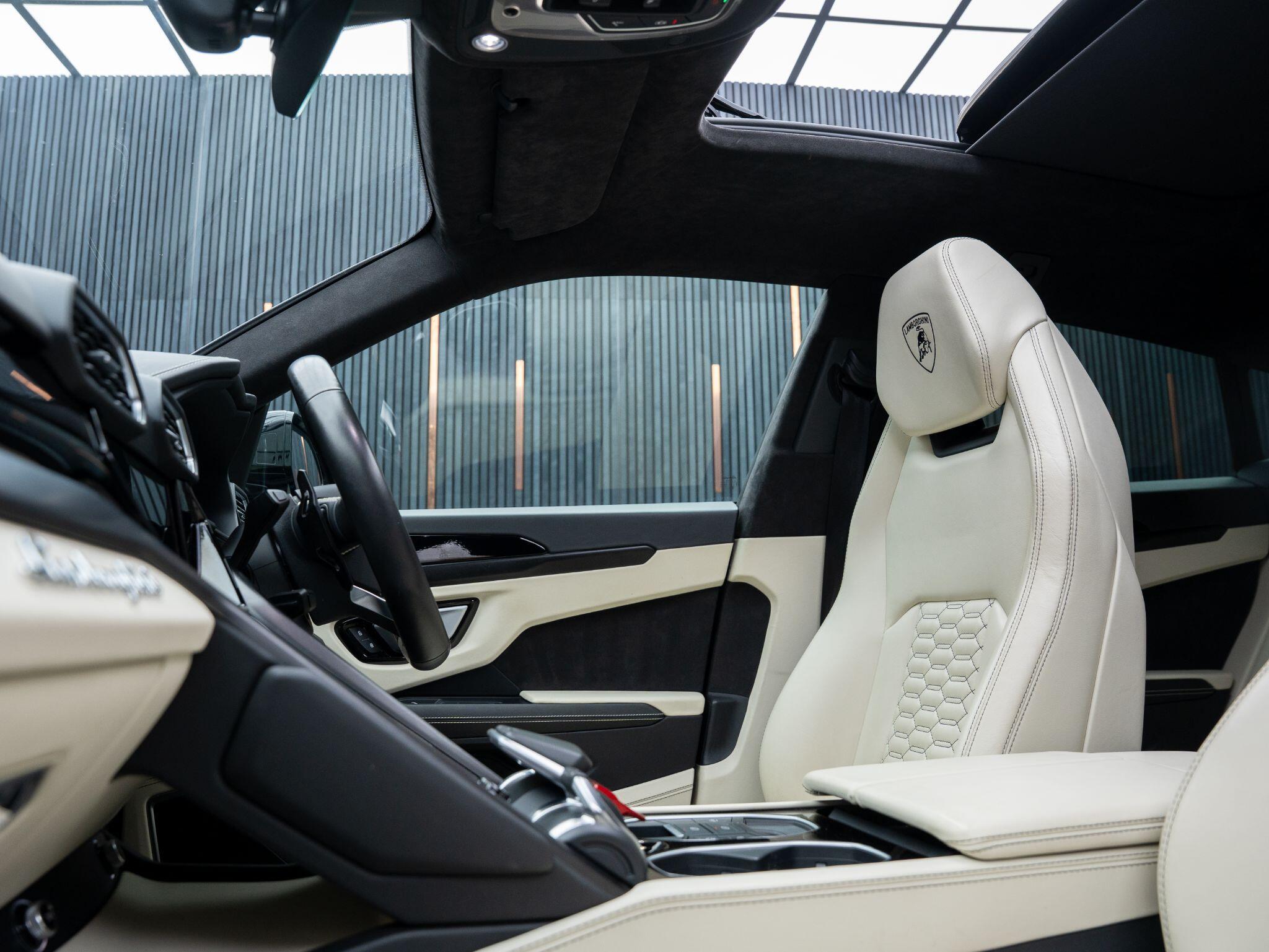 Lamborghini Urus view 39