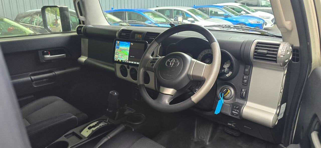 Toyota FJ Cruiser view 4