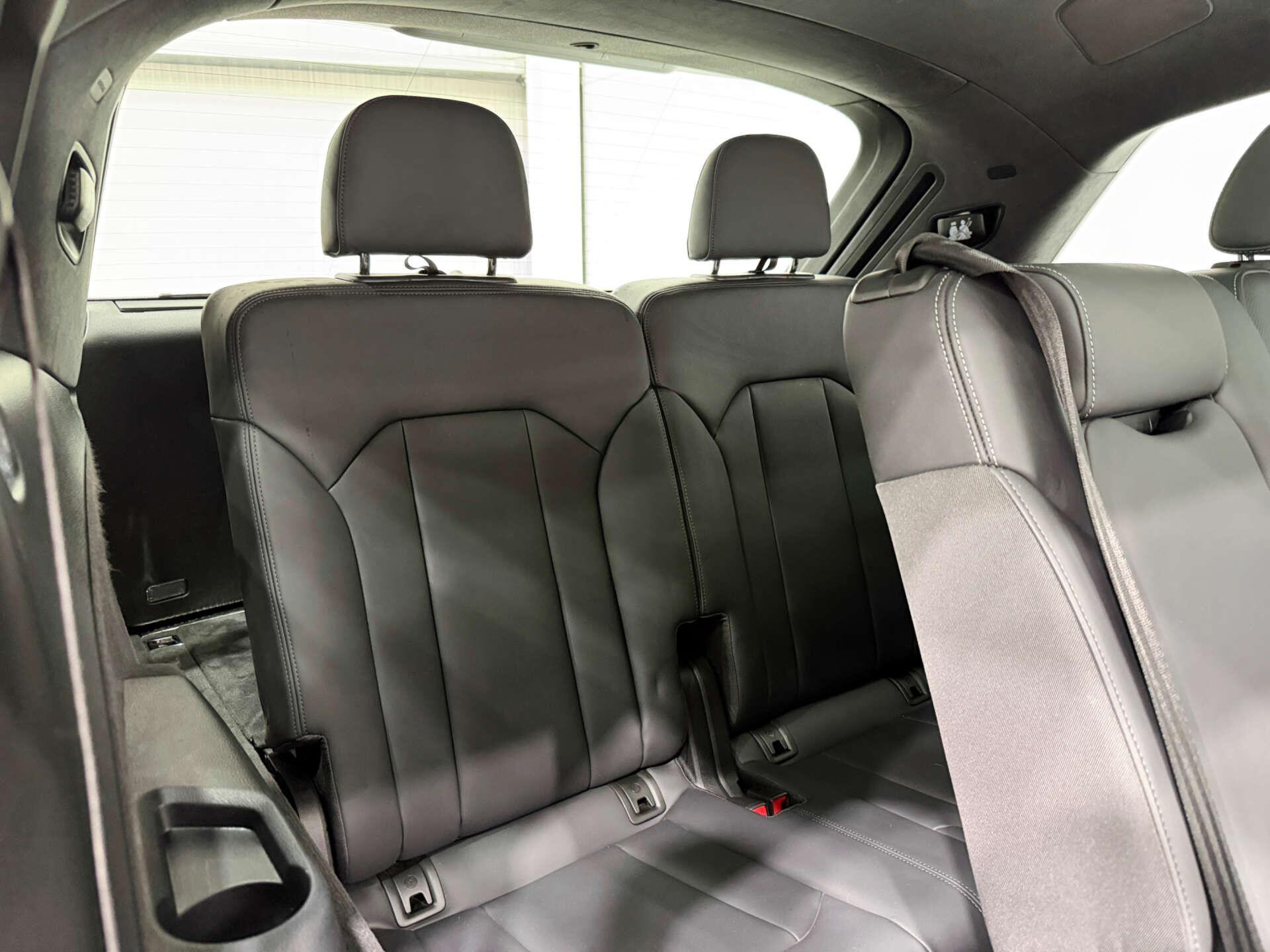 Audi SQ7 view 12