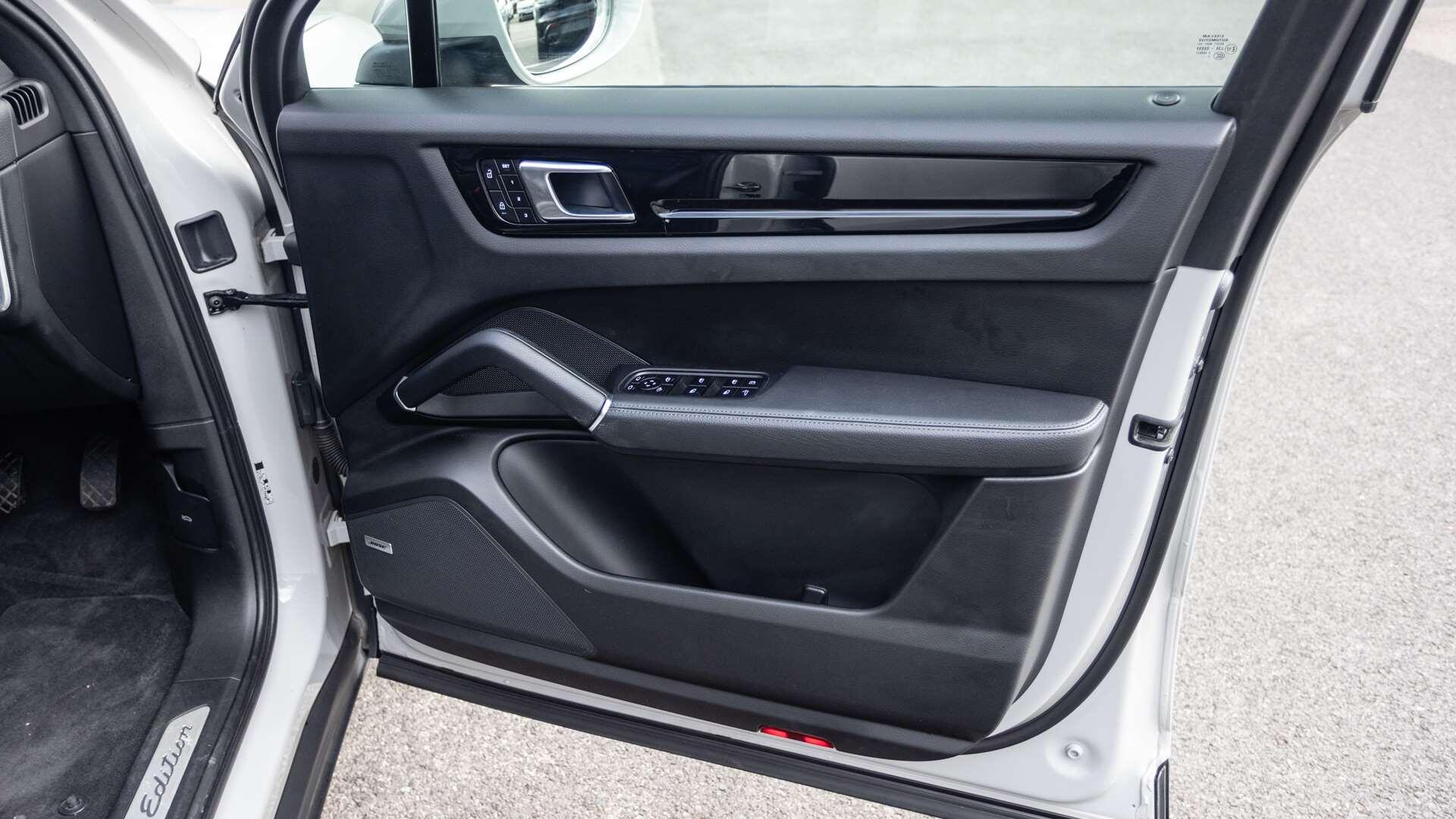 Porsche Cayenne view 38