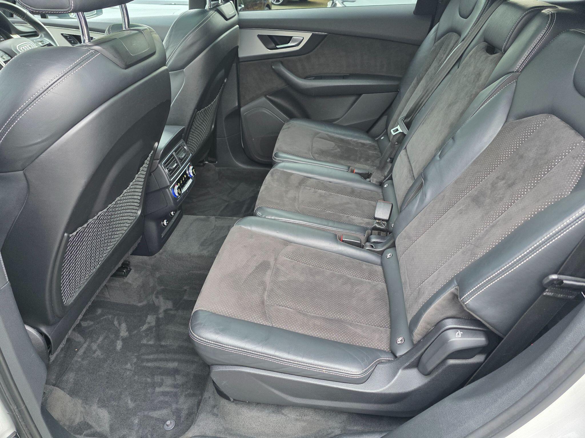 Audi Q7 view 17