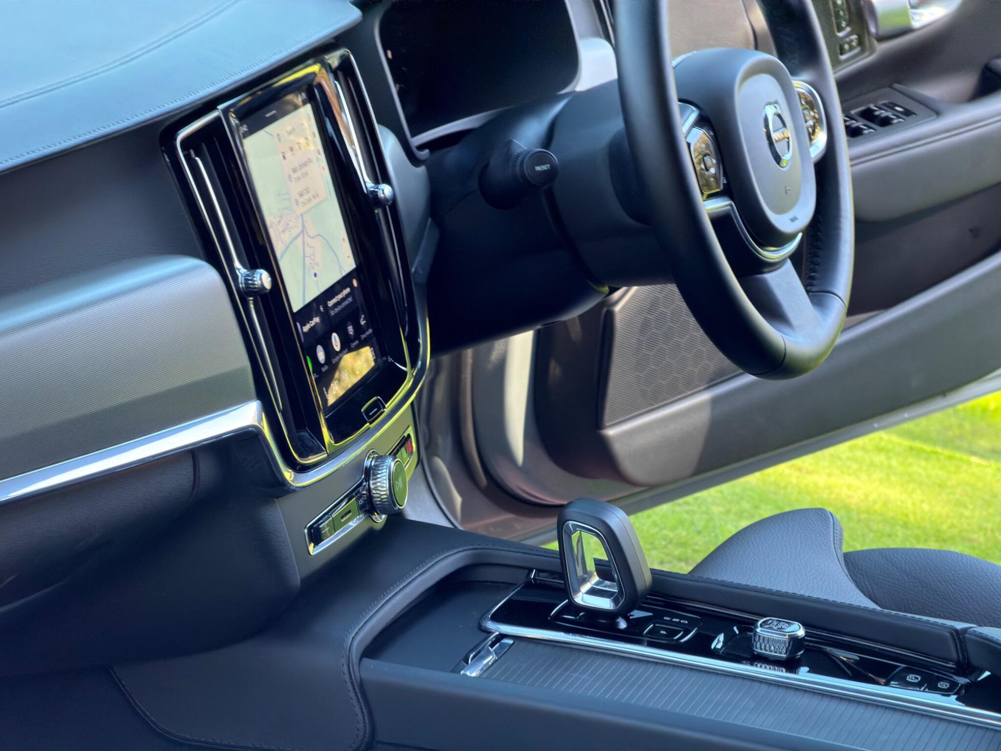 Volvo V90 Cross Country view 16