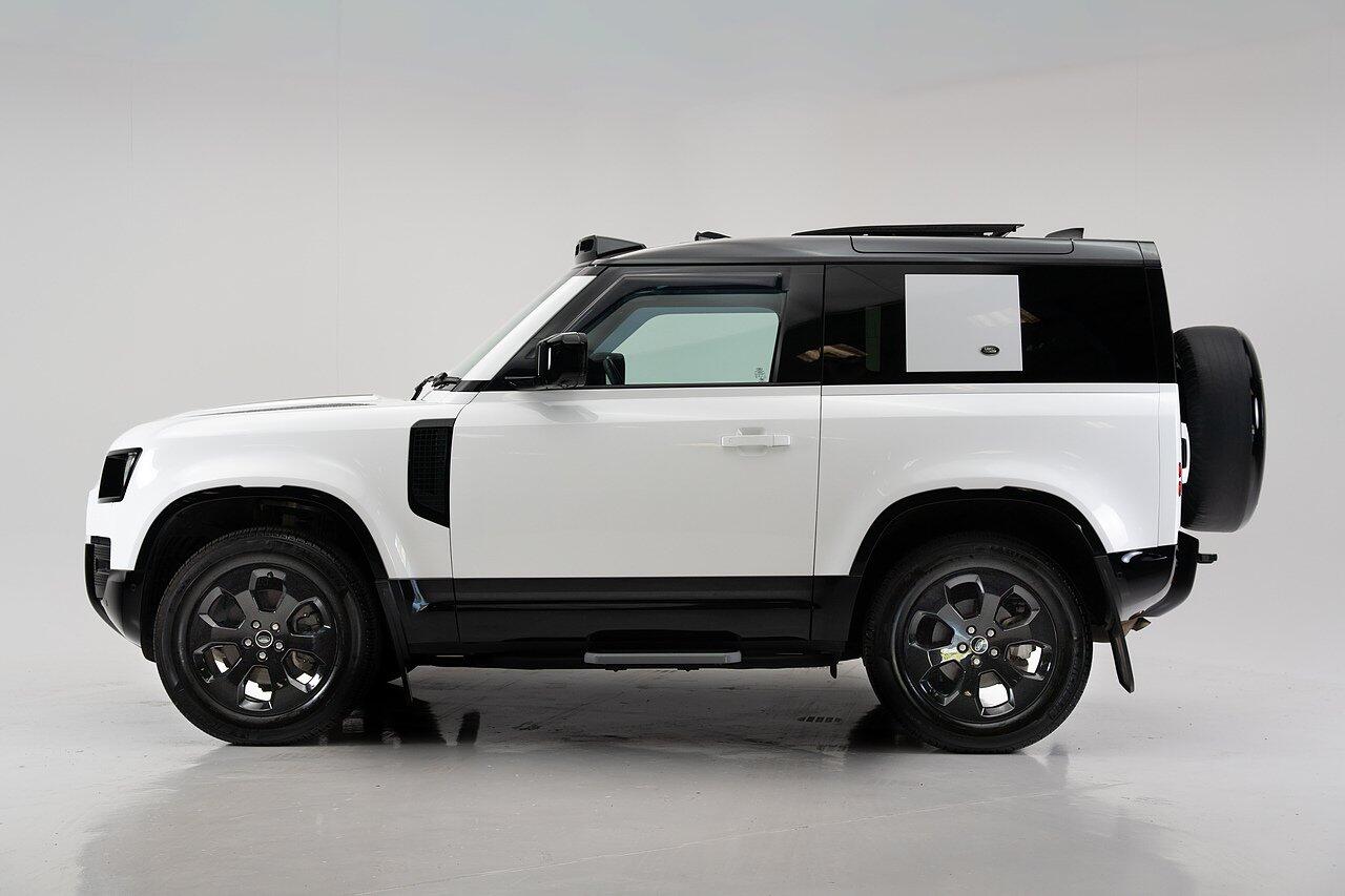 Land Rover Defender 90 view 10