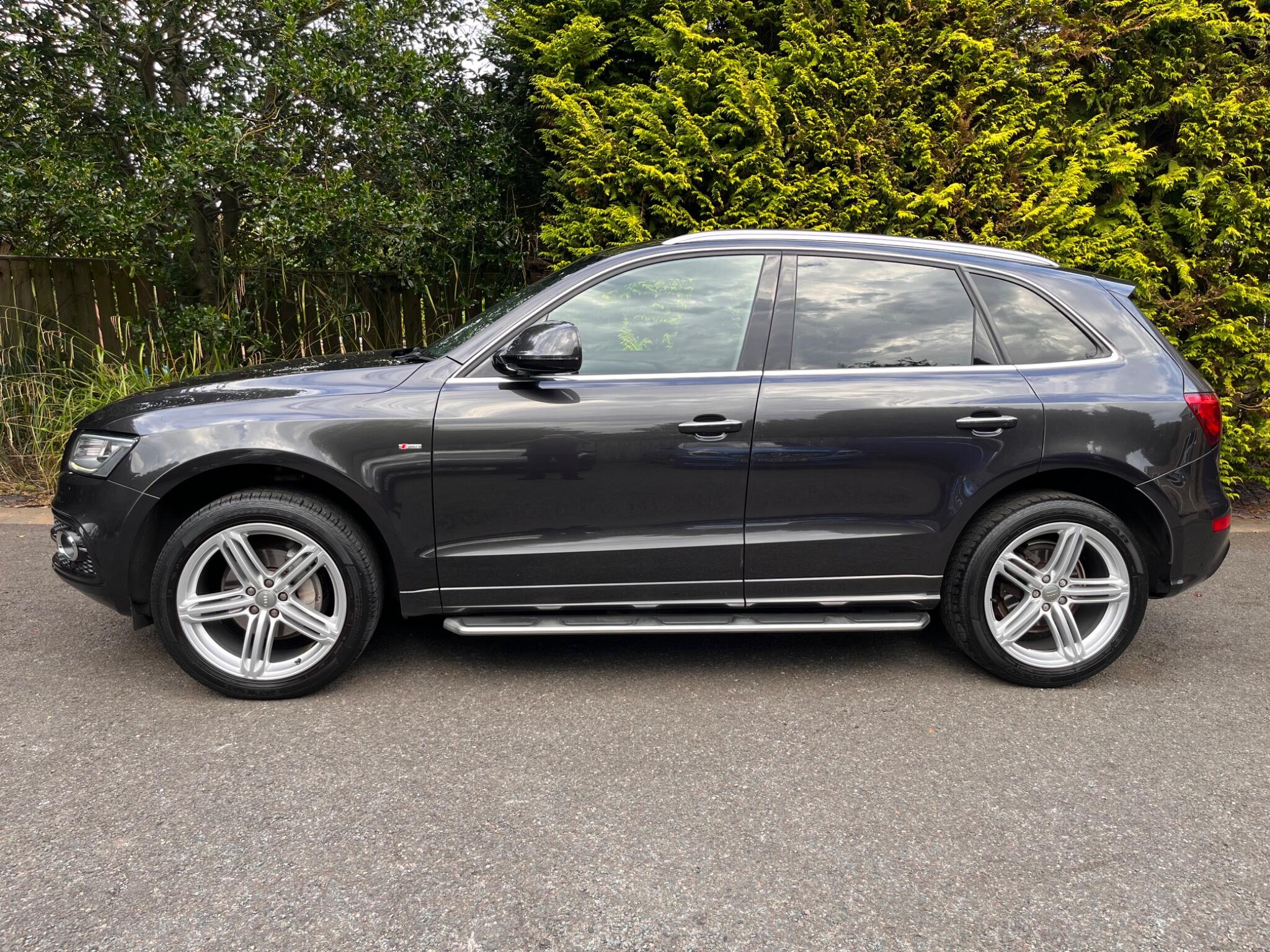 Audi Q5 view 8