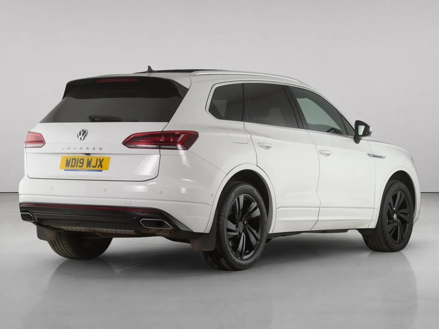 Volkswagen Touareg view 5