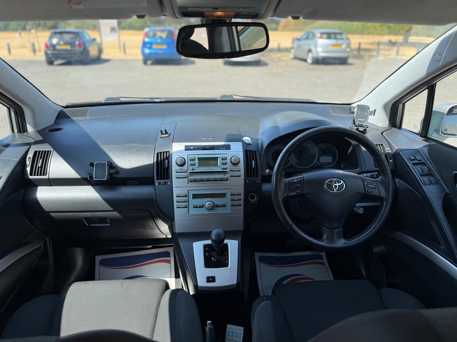 Toyota Corolla Verso view 26