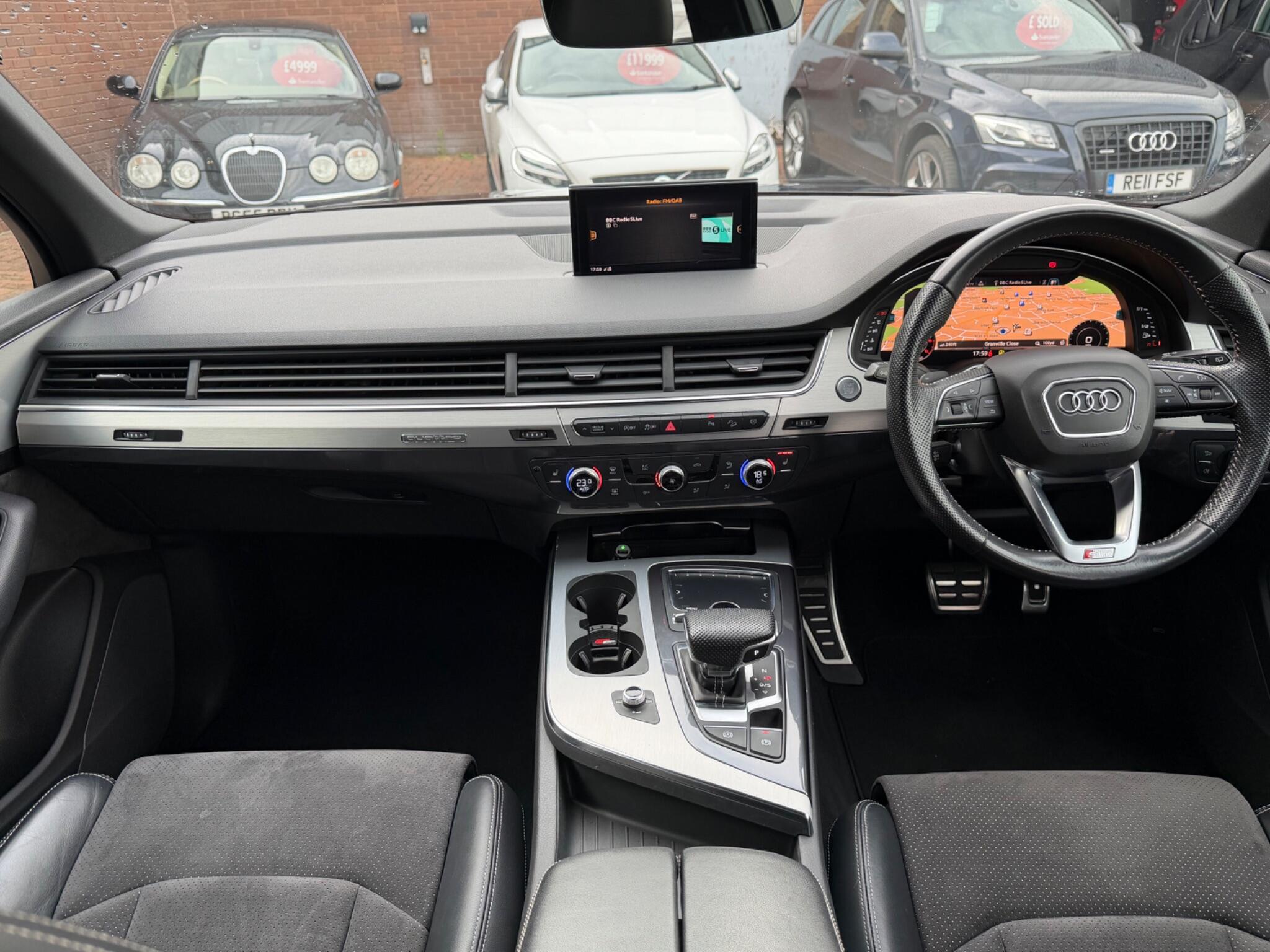 Audi Q7 view 4