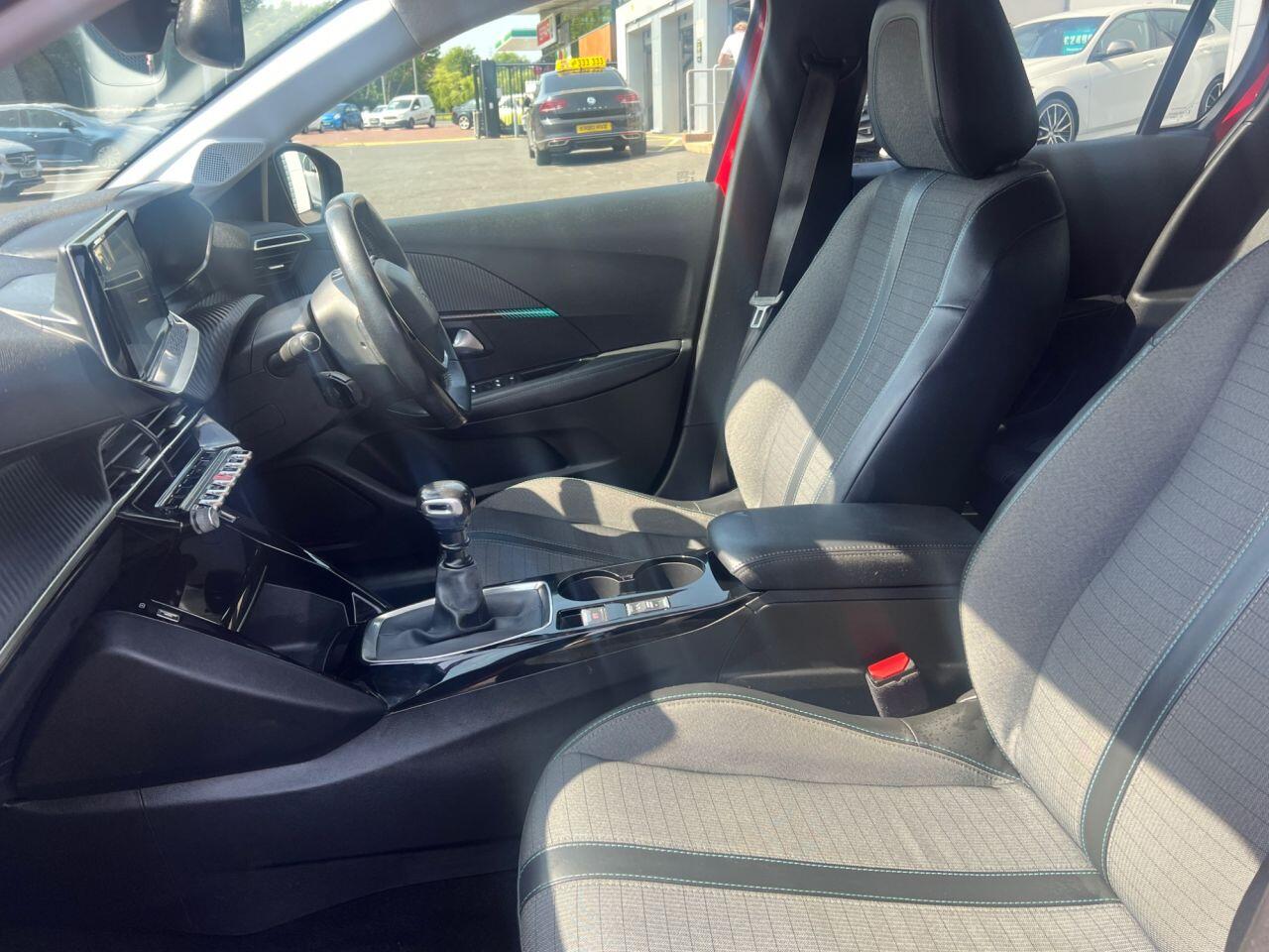 Peugeot 208 view 9