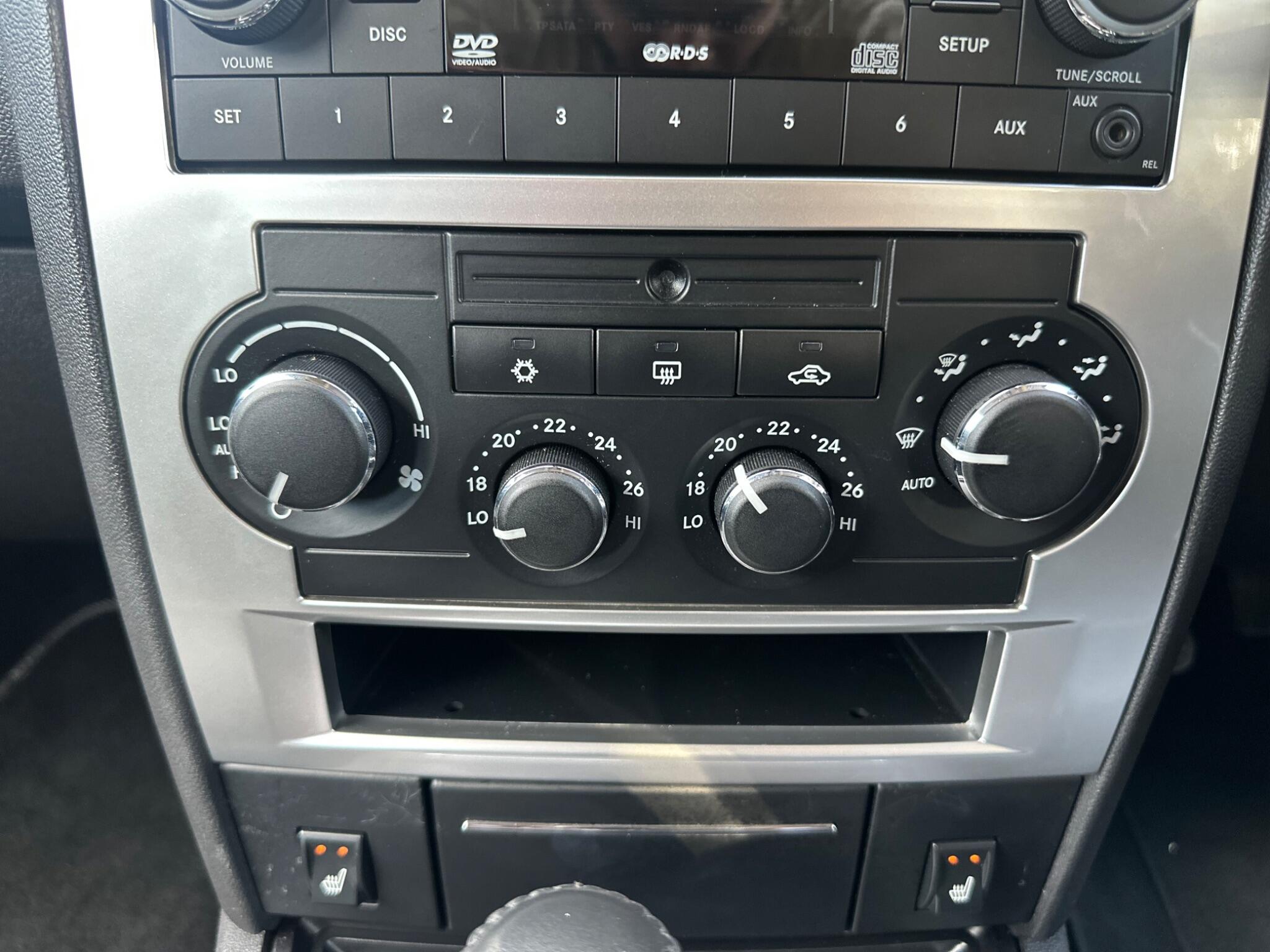 2008 Chrysler 300C image 28