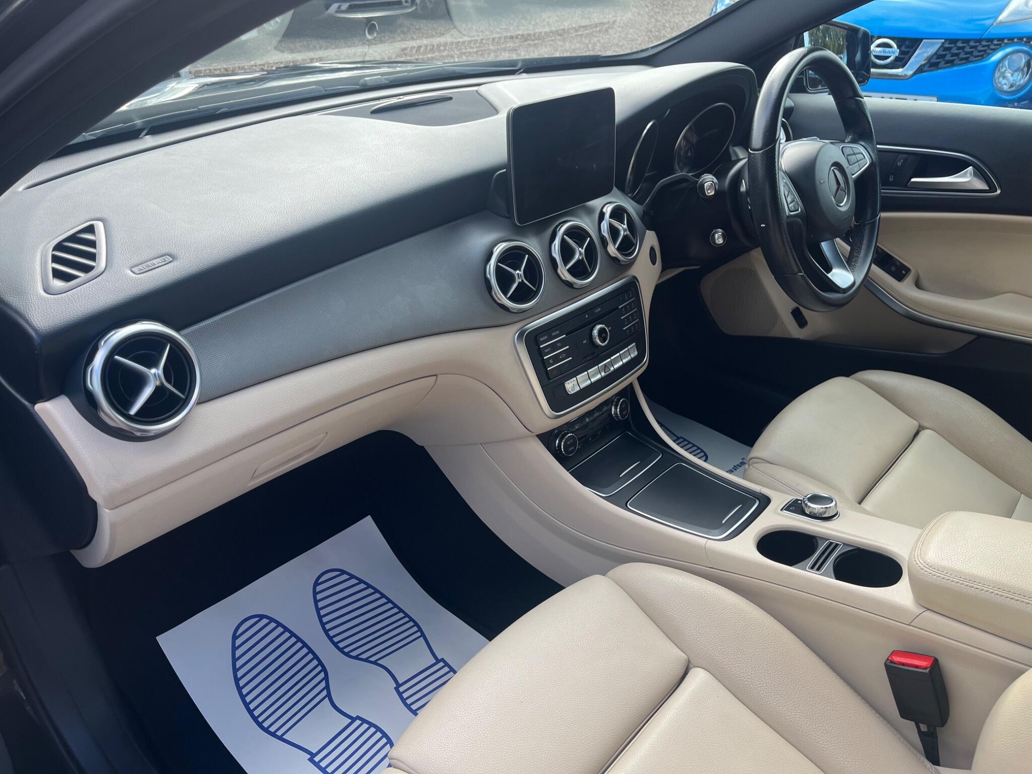 Mercedes-Benz GLA view 11