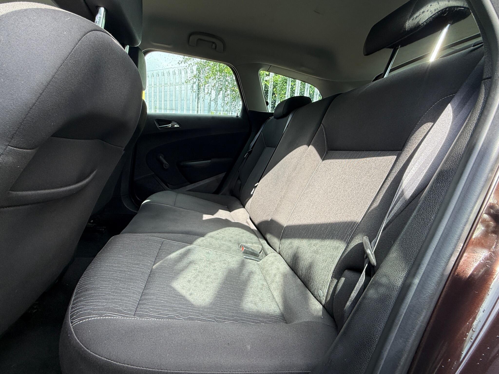 2014 Vauxhall Astra image 25
