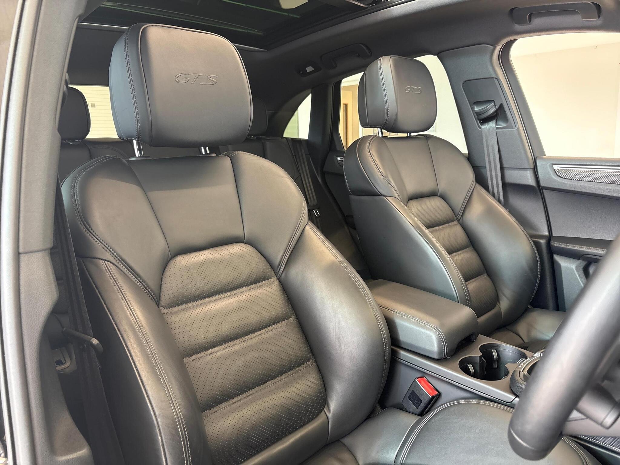 Porsche Macan view 13