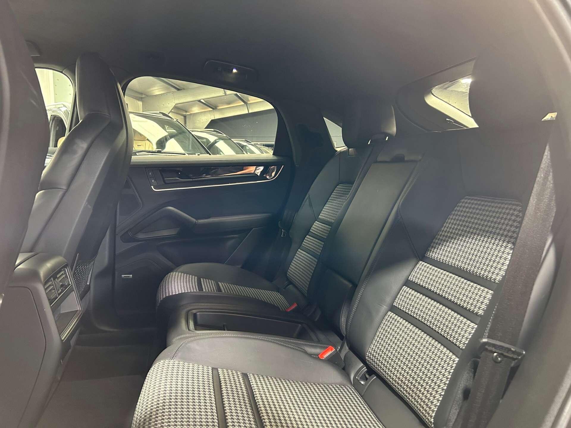 Porsche Cayenne view 39