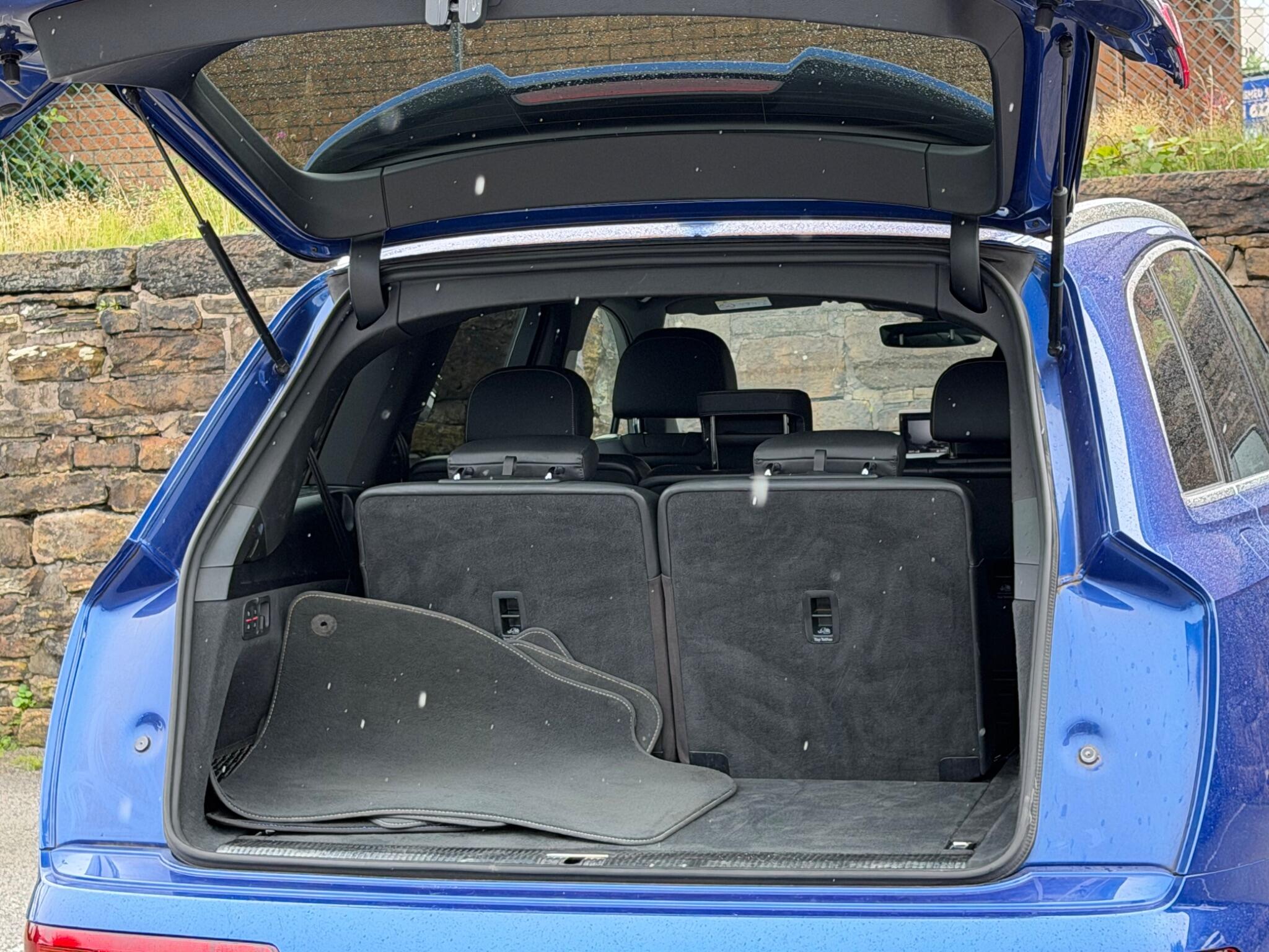 Audi Q7 view 21