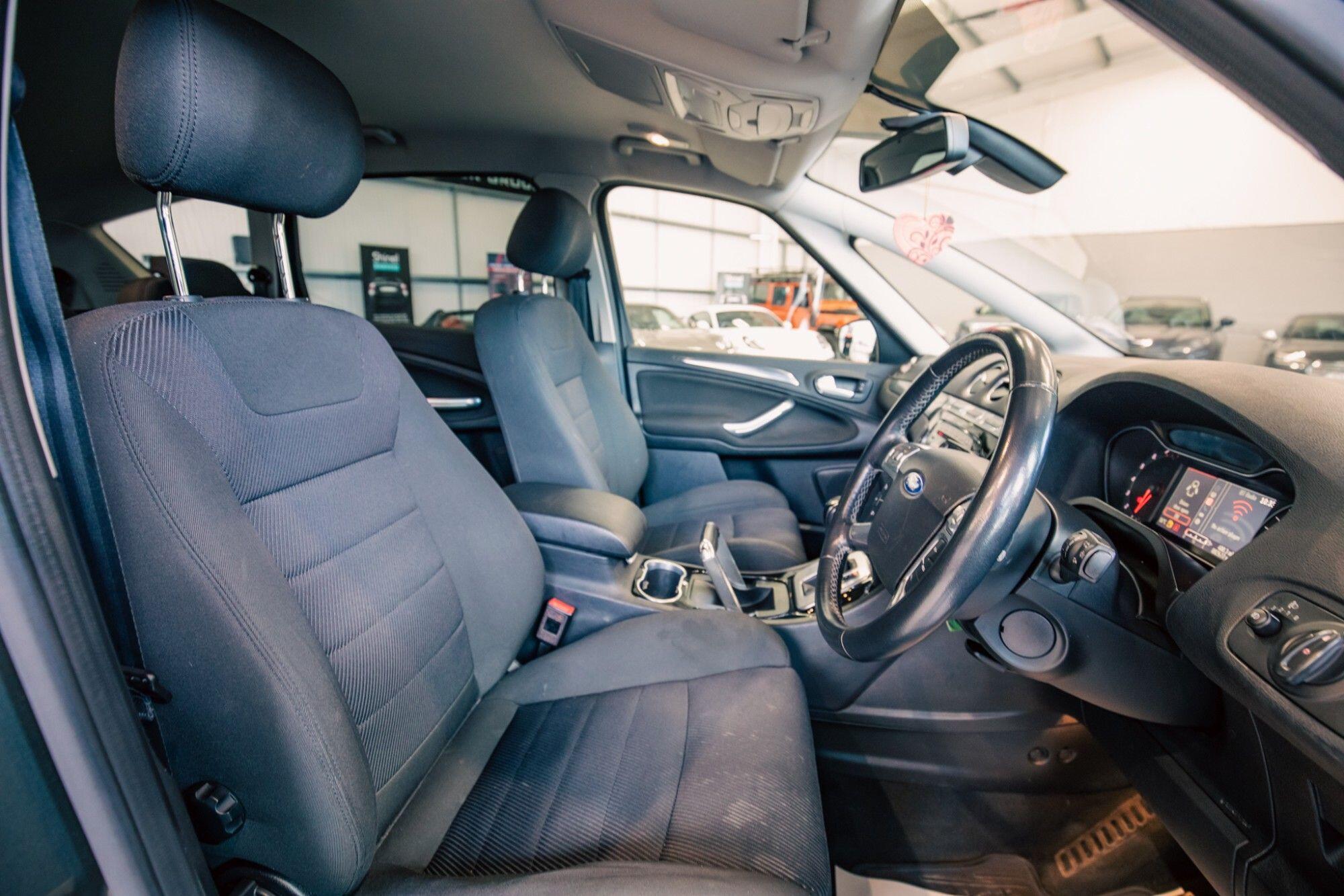 Ford S-Max view 3