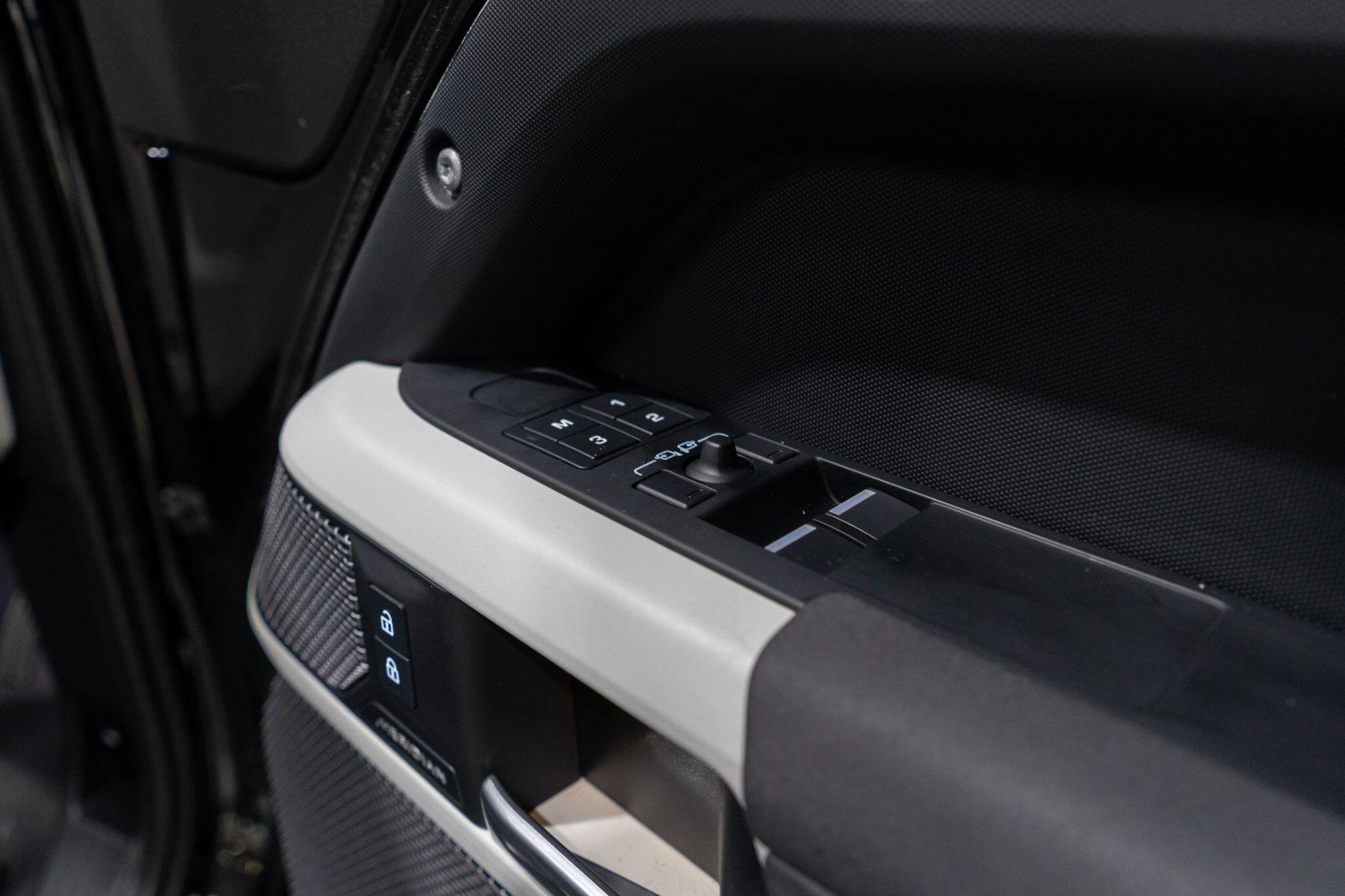 Land Rover Defender view 30