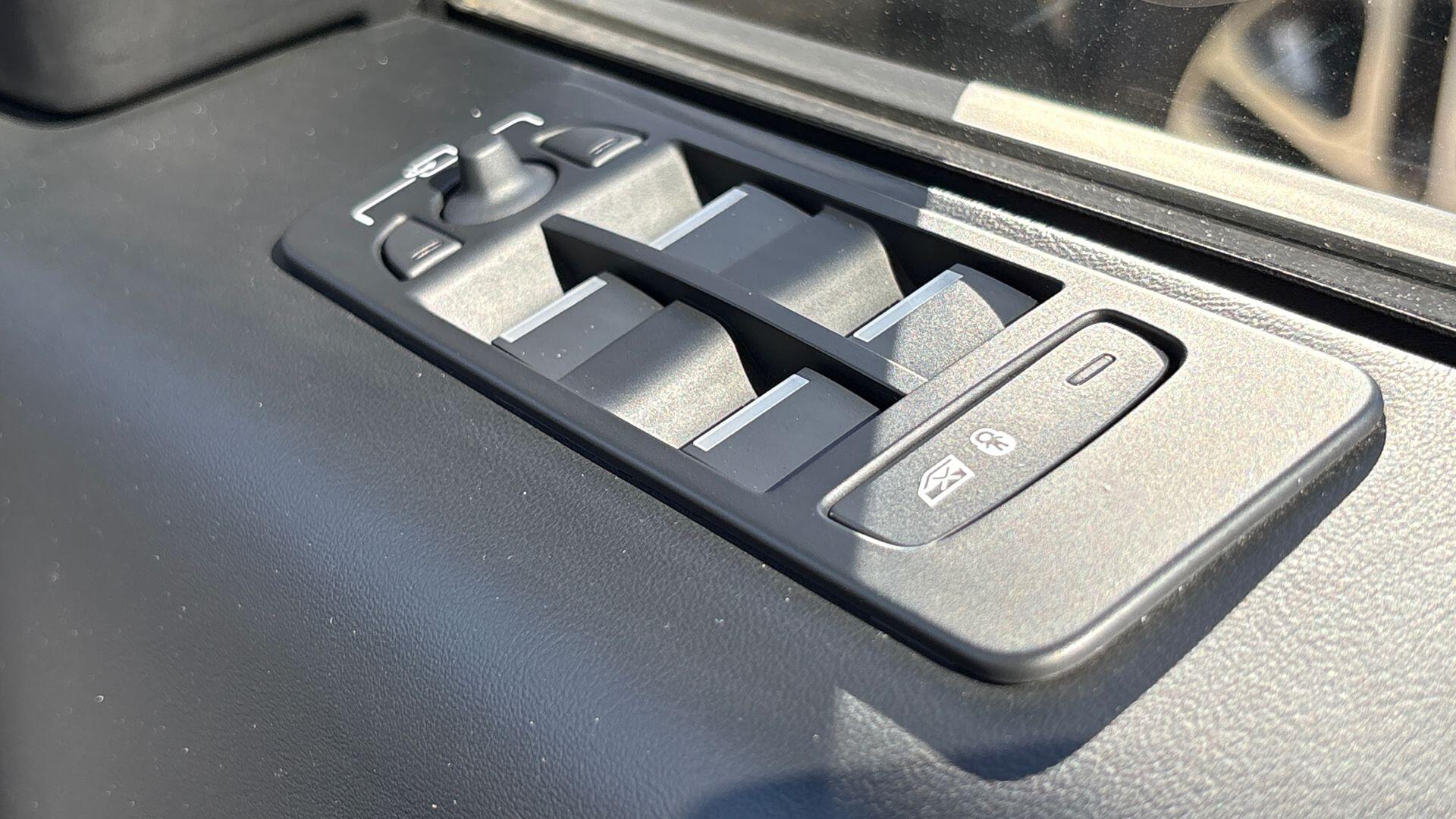 Land Rover Discovery Sport view 26