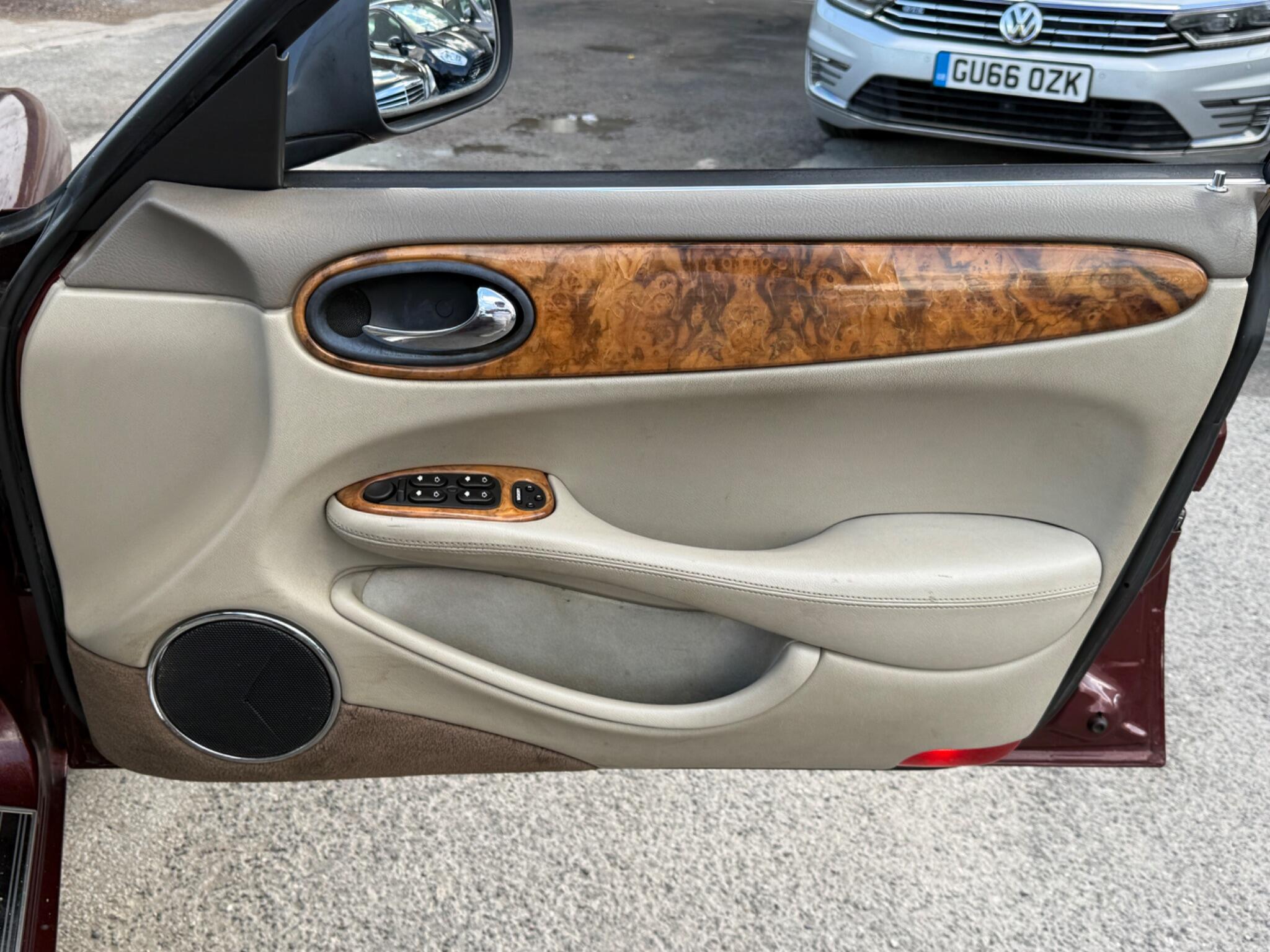 Jaguar XJ - Image 19