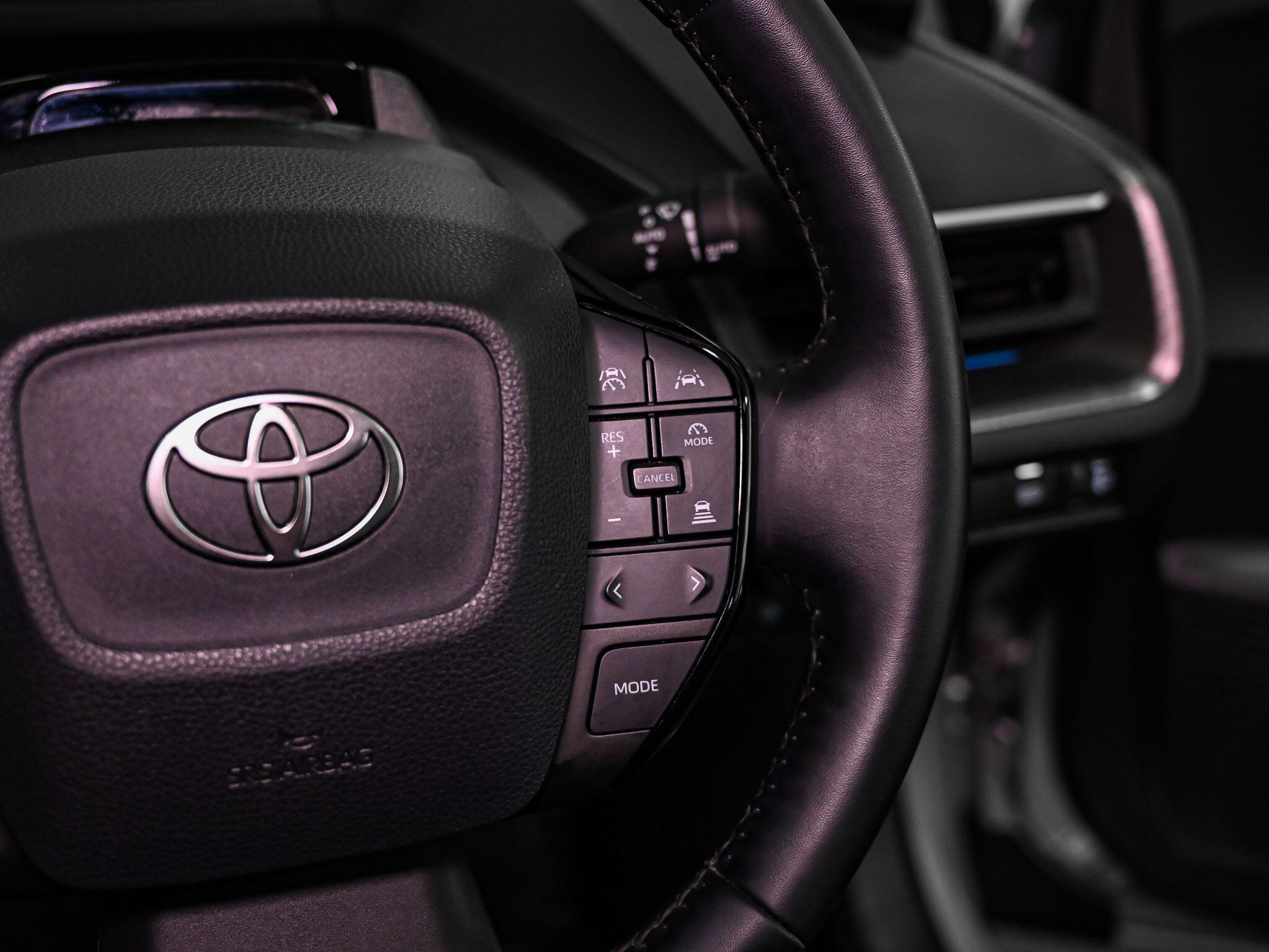 Toyota Prius view 9