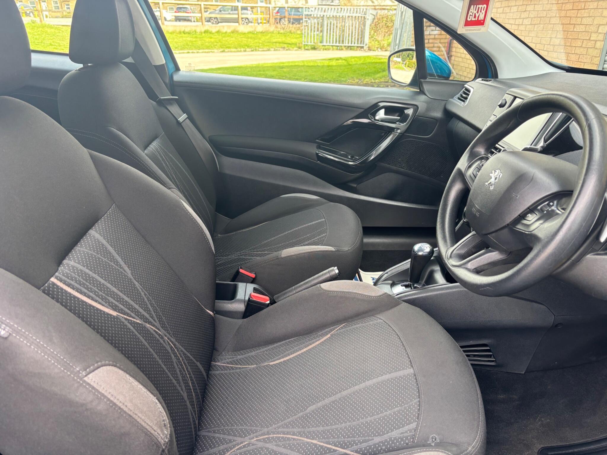 Peugeot 208 view 12