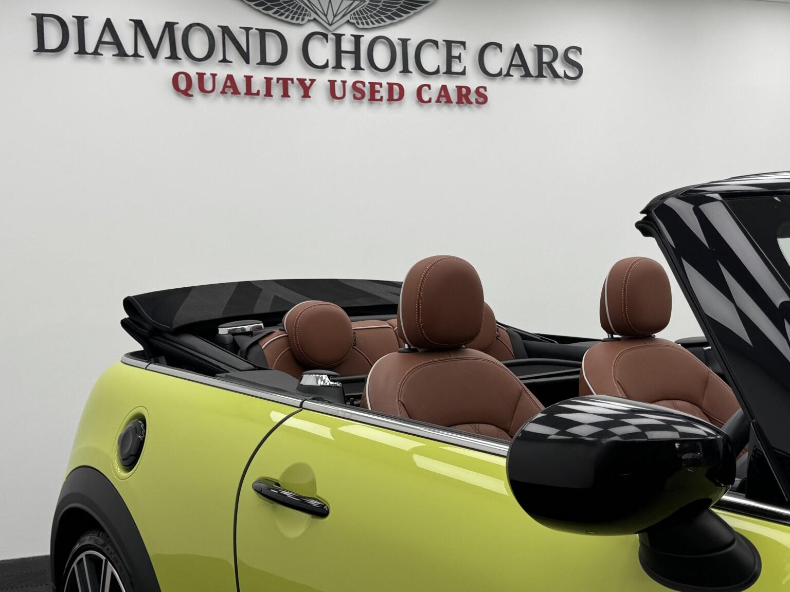 Mini Convertible view 30
