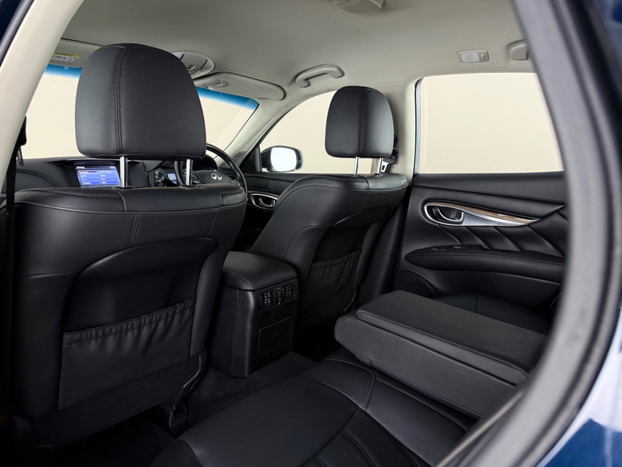 Infiniti Q70 view 32