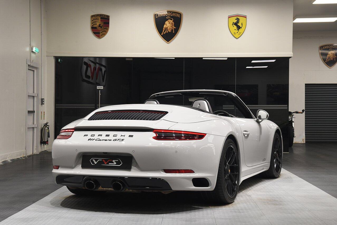 Porsche 911 view 3