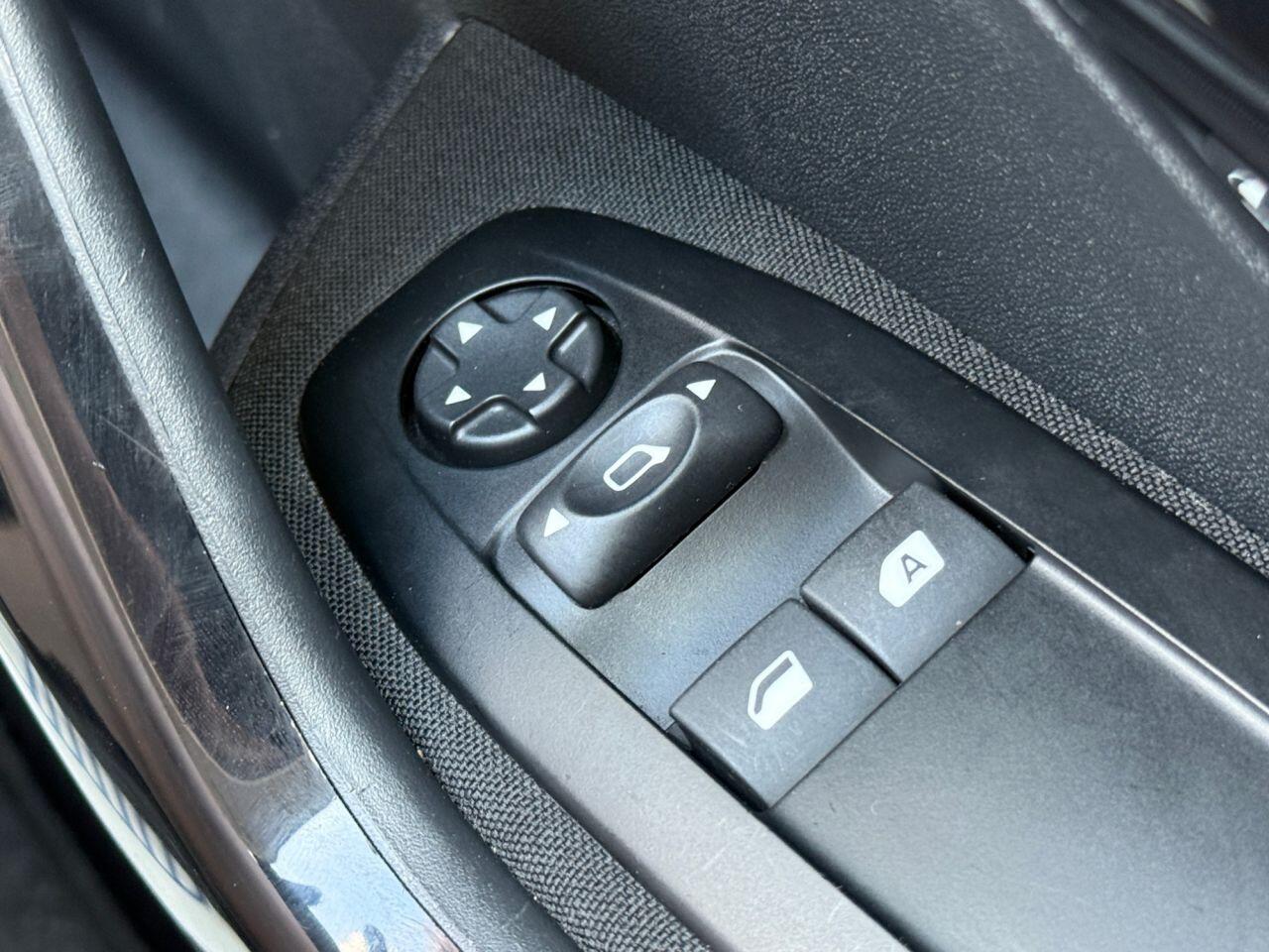 Peugeot 208 view 33