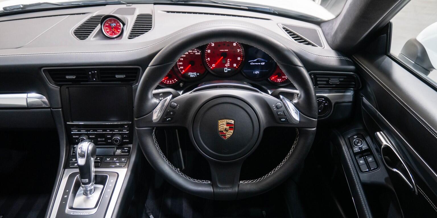 Porsche 911 view 22